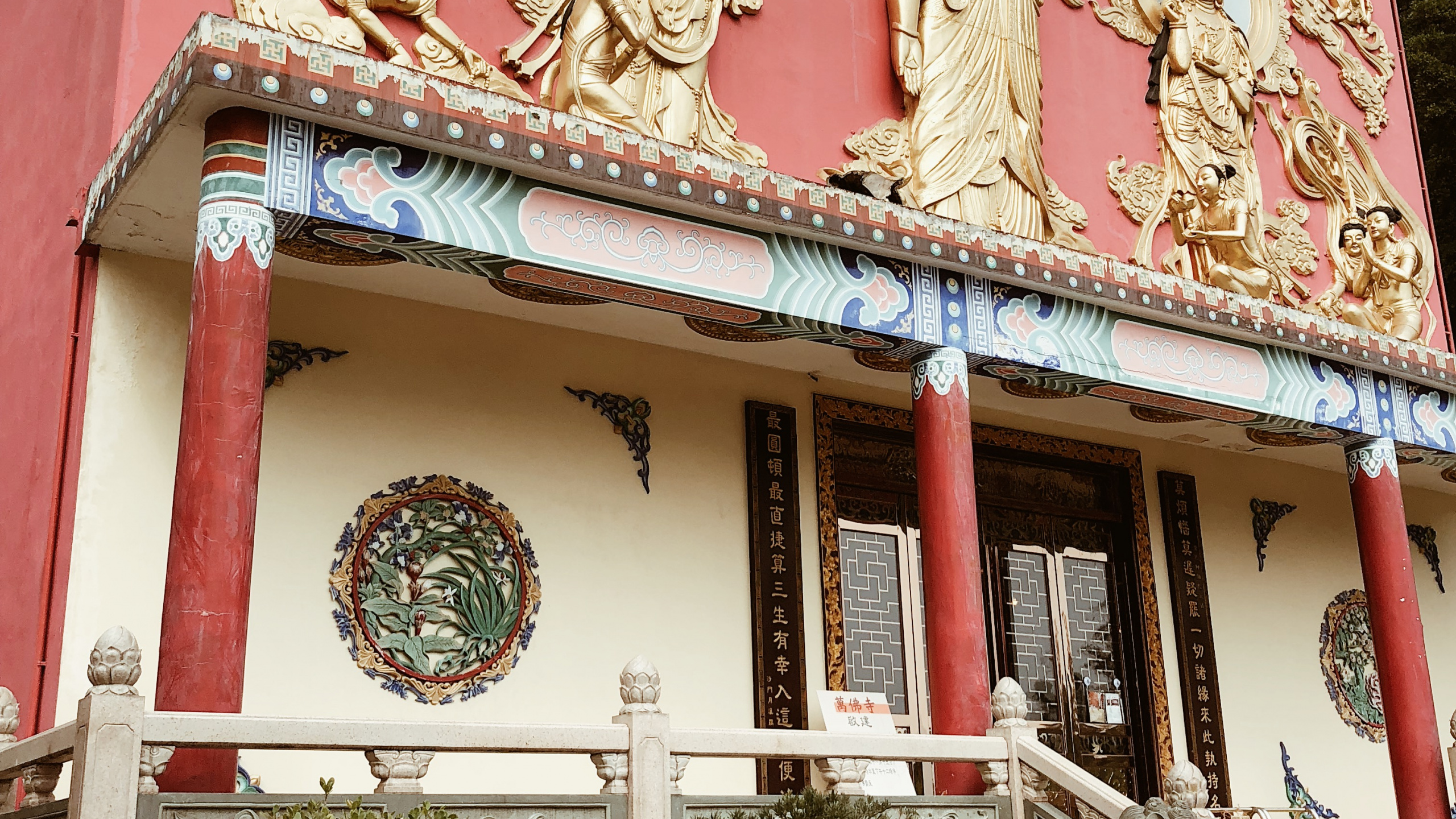 Facade, Flowerpot, Sculpture, Landmark, Houseplant. Wallpaper in 2560x1440 Resolution