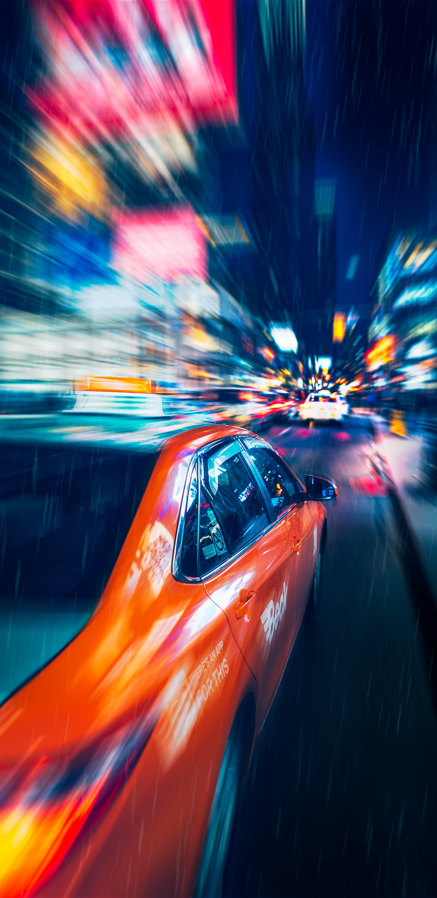 Voiture Rouge Sur Route Pendant la Nuit. Wallpaper in 1440x2960 Resolution