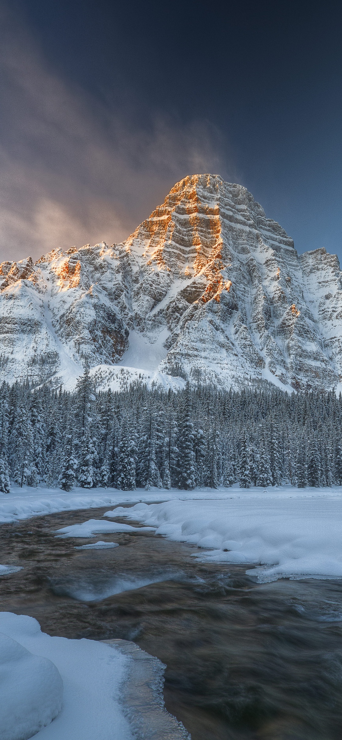 Montagne Couverte de Neige Sous Ciel Bleu. Wallpaper in 1125x2436 Resolution