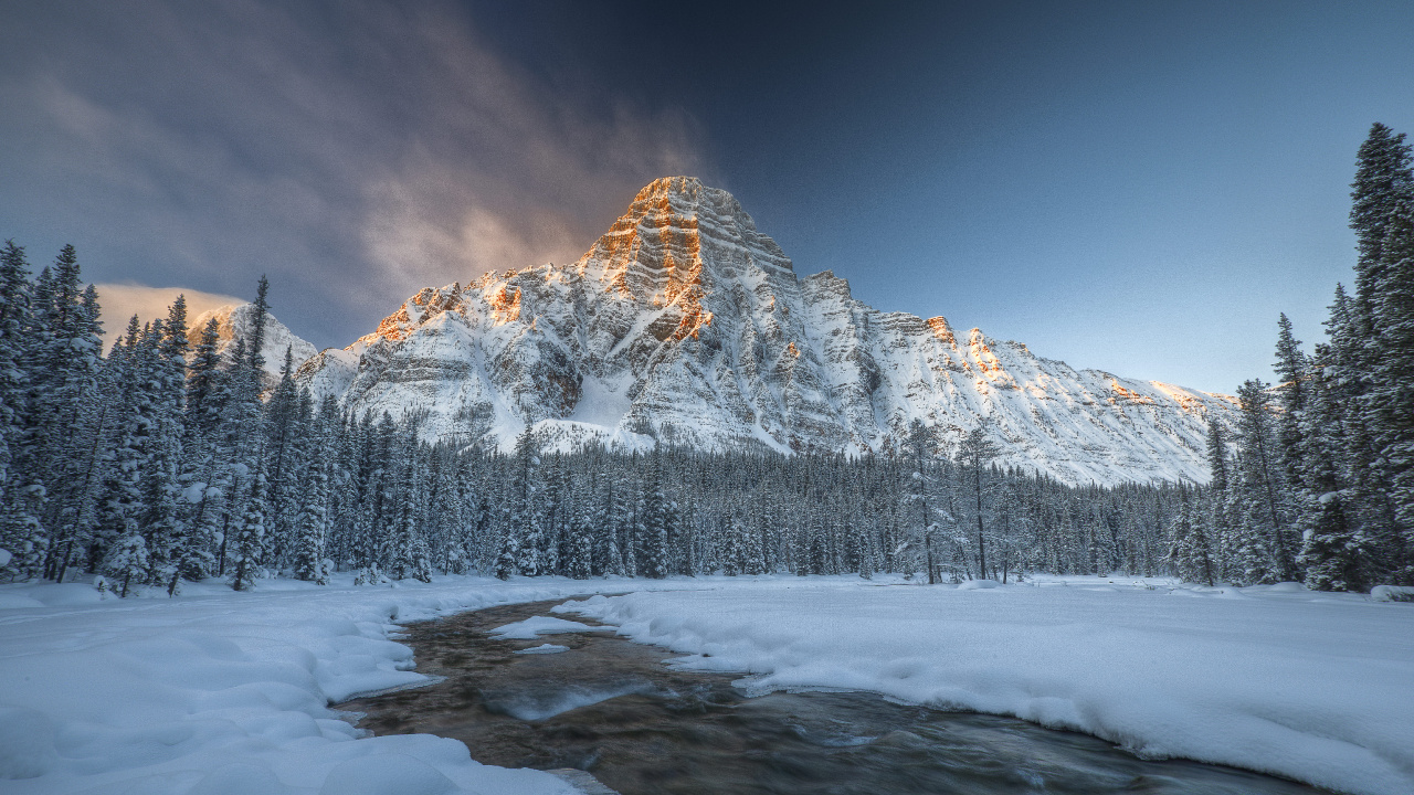 Montagne Couverte de Neige Sous Ciel Bleu. Wallpaper in 1280x720 Resolution