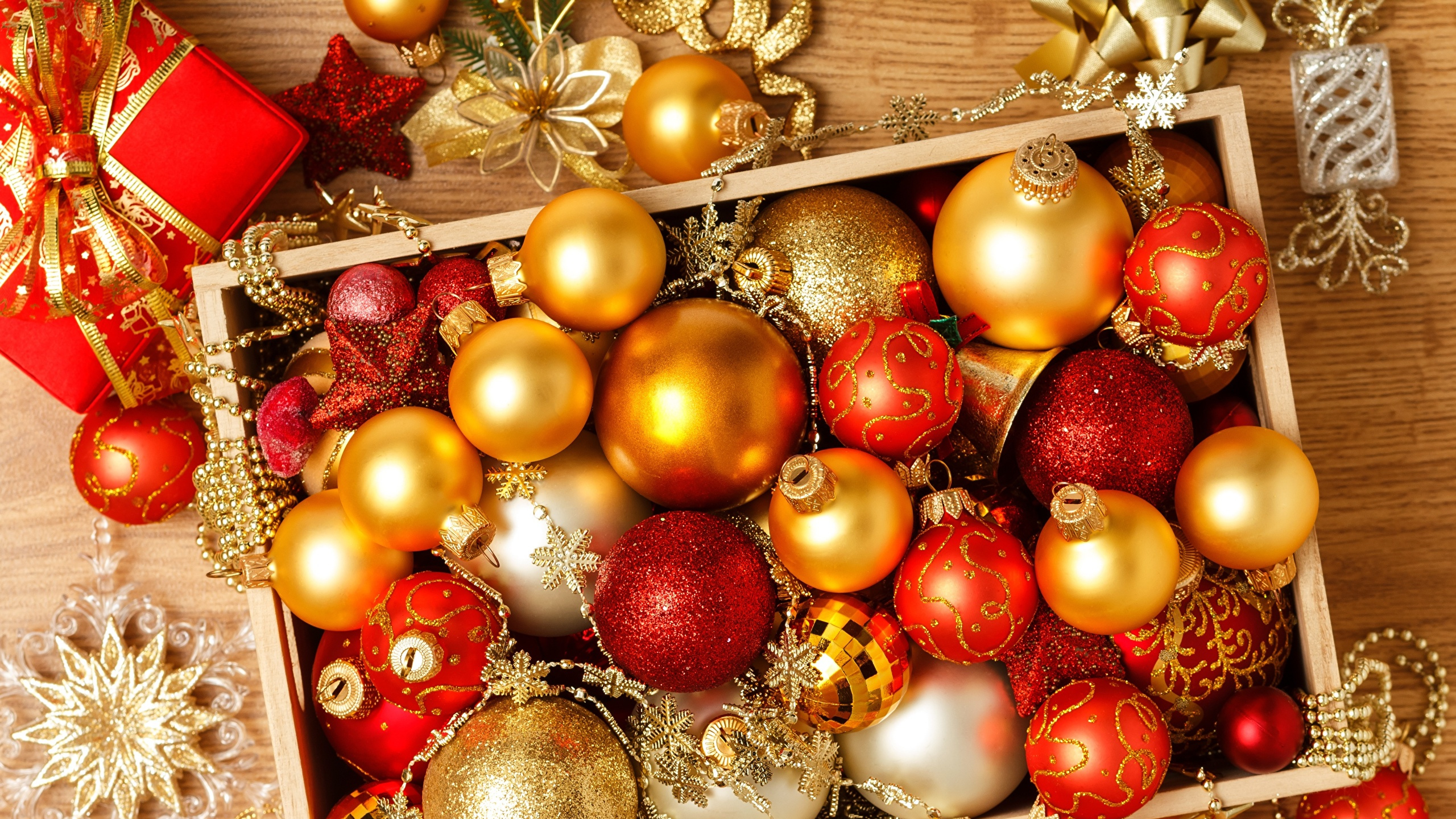 Neujahr, Weihnachten, Christmas Ornament, Weihnachtsdekoration, Lametta. Wallpaper in 2560x1440 Resolution