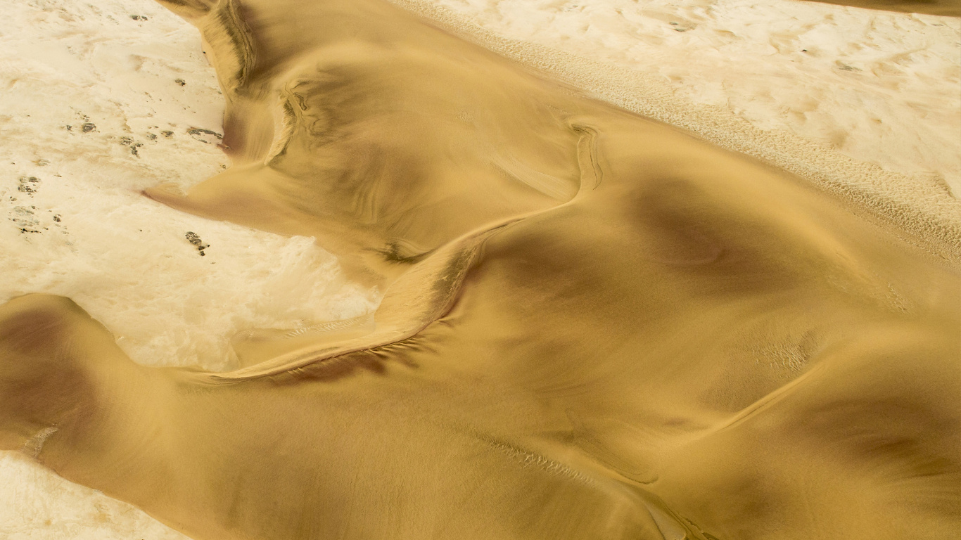 Brauner Sand Mit Weißem Sand. Wallpaper in 1366x768 Resolution