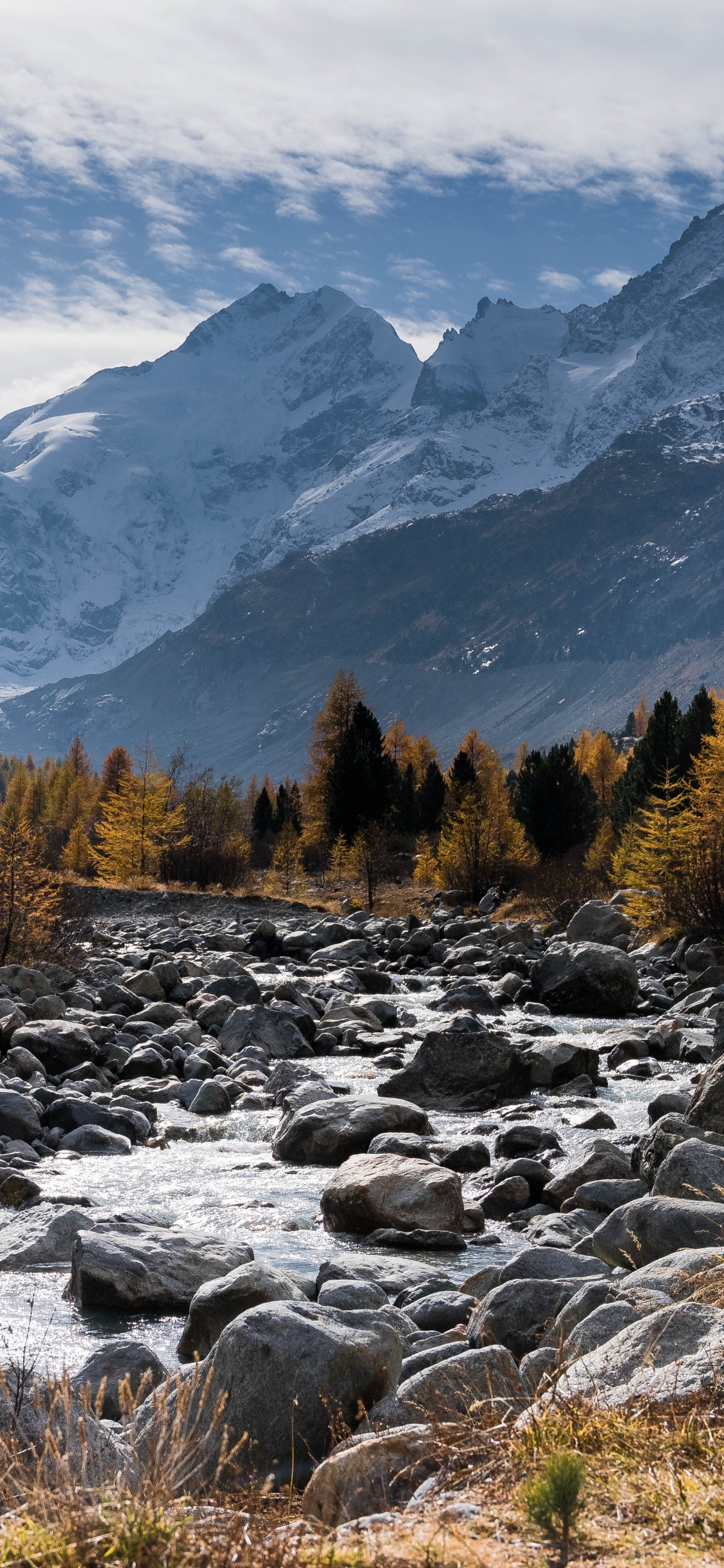 Braune Und Grüne Bäume in Der Nähe Des Berges Unter Weißen Wolken Und Blauem Himmel Tagsüber. Wallpaper in 1125x2436 Resolution