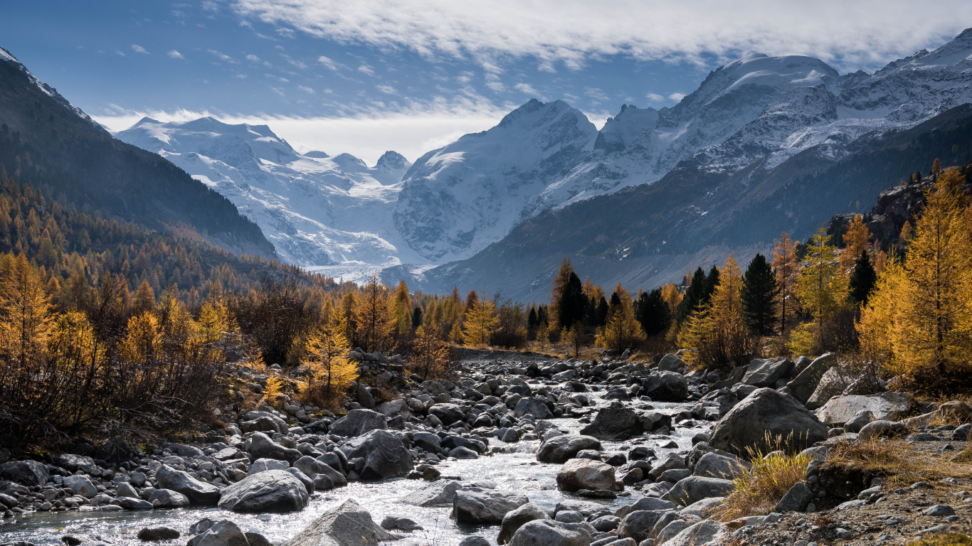Braune Und Grüne Bäume in Der Nähe Des Berges Unter Weißen Wolken Und Blauem Himmel Tagsüber. Wallpaper in 1366x768 Resolution