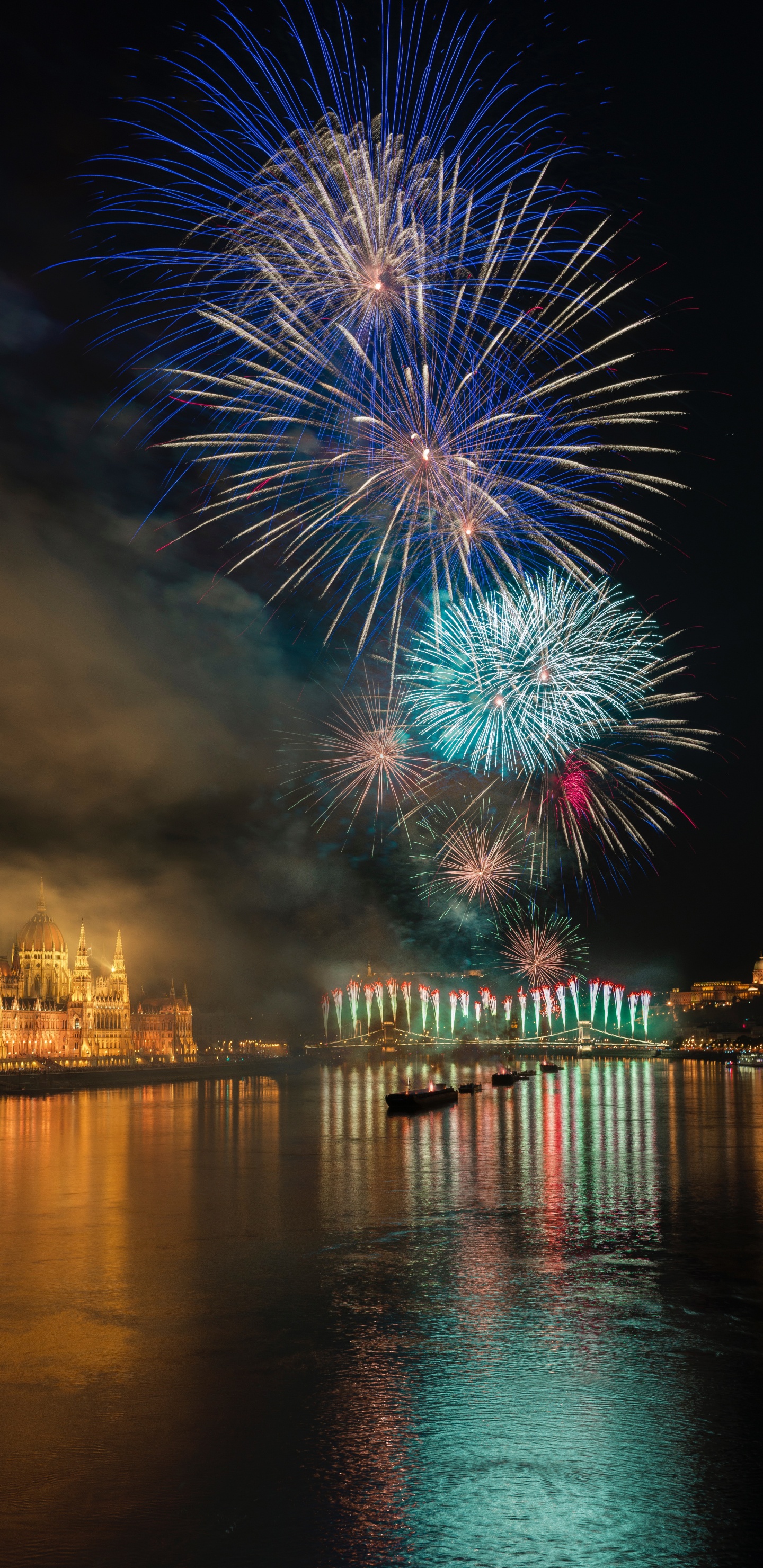 Pirotecnia, Reflexión, Naturaleza, el Día de Año Nuevo, Agua. Wallpaper in 1440x2960 Resolution