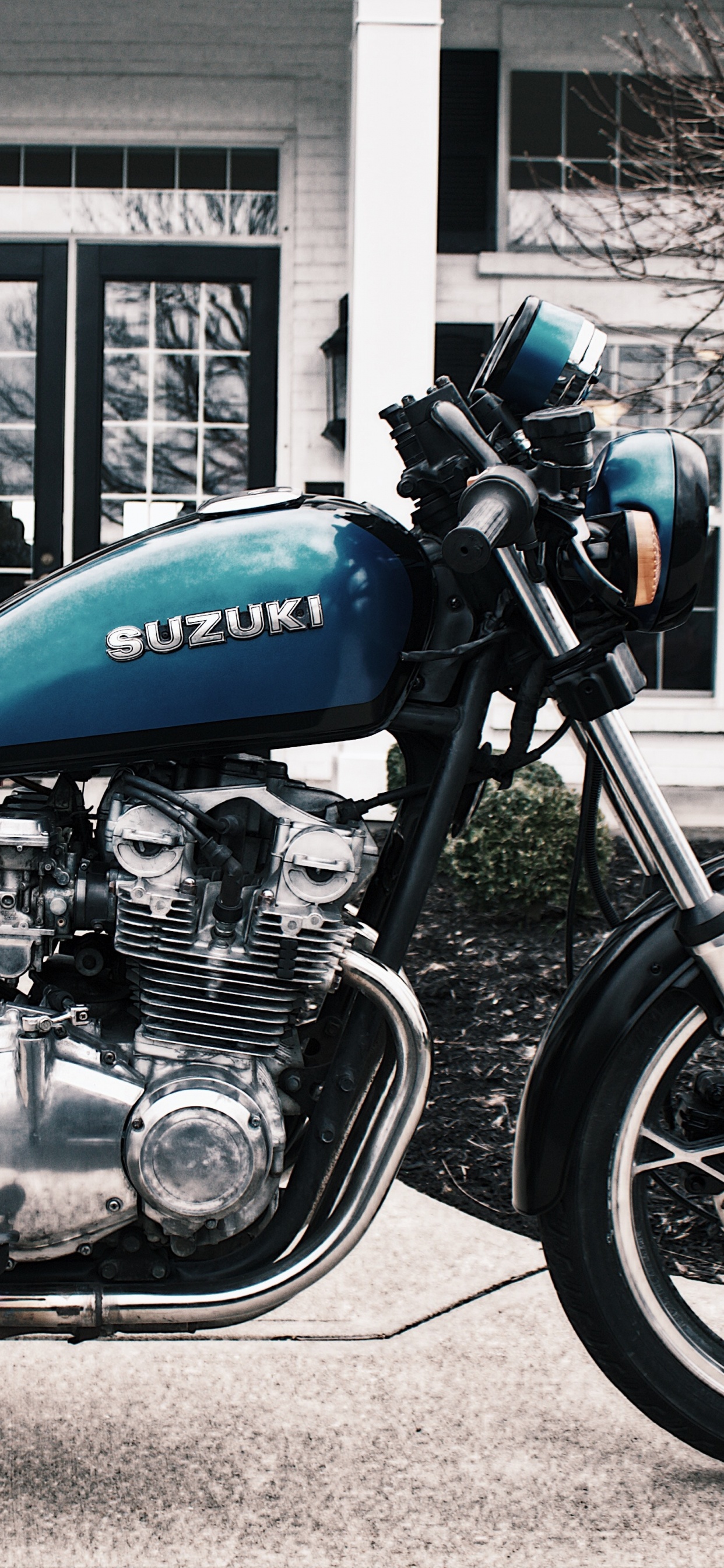 Moto Standard Noir et Bleu Garée Près du Bâtiment Blanc Pendant la Journée. Wallpaper in 1242x2688 Resolution