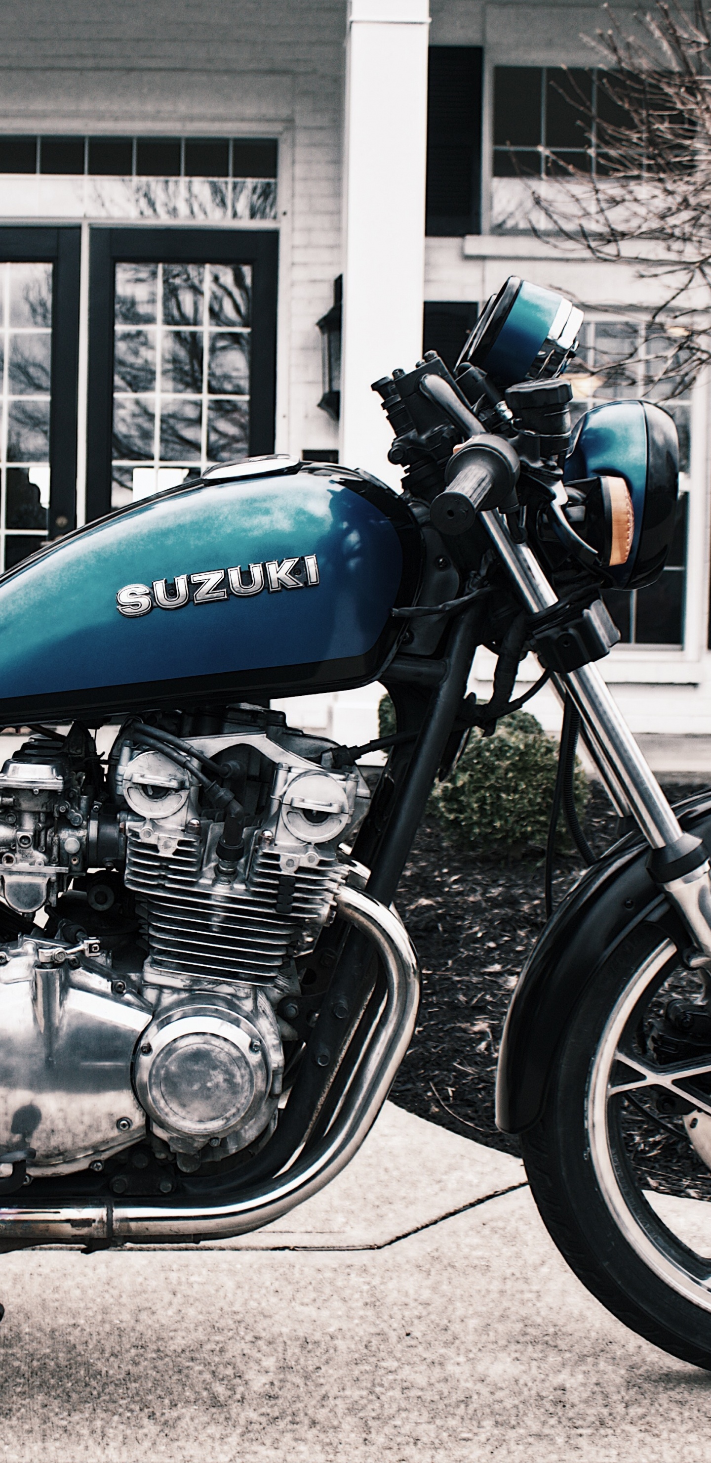 Schwarzes Und Blaues Standardmotorrad, Das Tagsüber in Der Nähe Des Weißen Gebäudes Geparkt Ist. Wallpaper in 1440x2960 Resolution