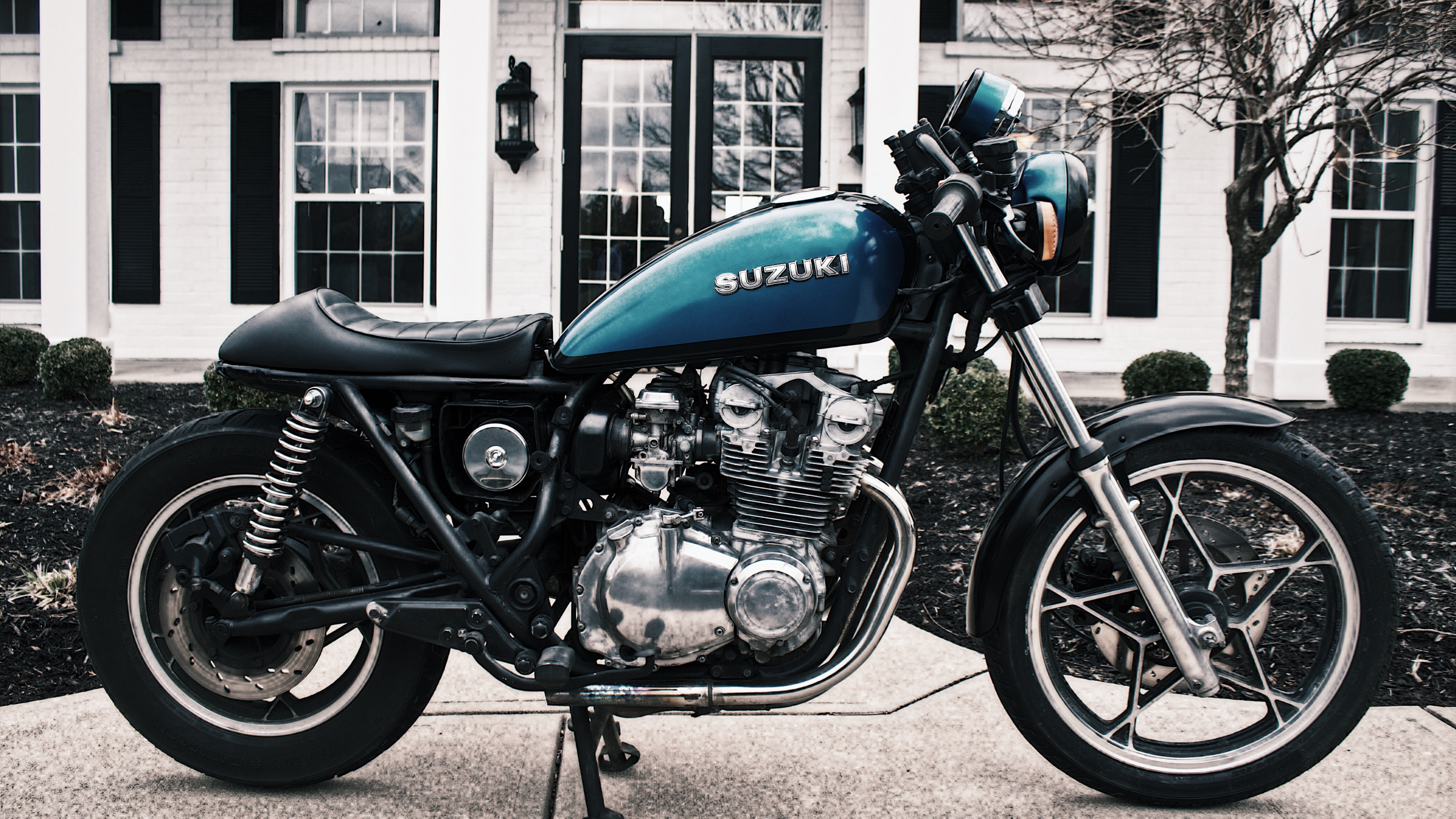 Schwarzes Und Blaues Standardmotorrad, Das Tagsüber in Der Nähe Des Weißen Gebäudes Geparkt Ist. Wallpaper in 2560x1440 Resolution