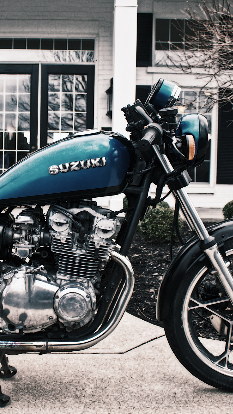 Schwarzes Und Blaues Standardmotorrad, Das Tagsüber in Der Nähe Des Weißen Gebäudes Geparkt Ist. Wallpaper in 750x1334 Resolution