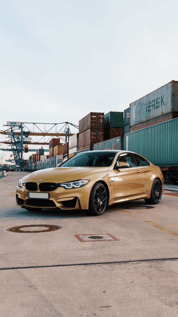 Gelber Porsche 911 Tagsüber Auf Der Straße in Der Nähe Des Gebäudes Geparkt. Wallpaper in 720x1280 Resolution