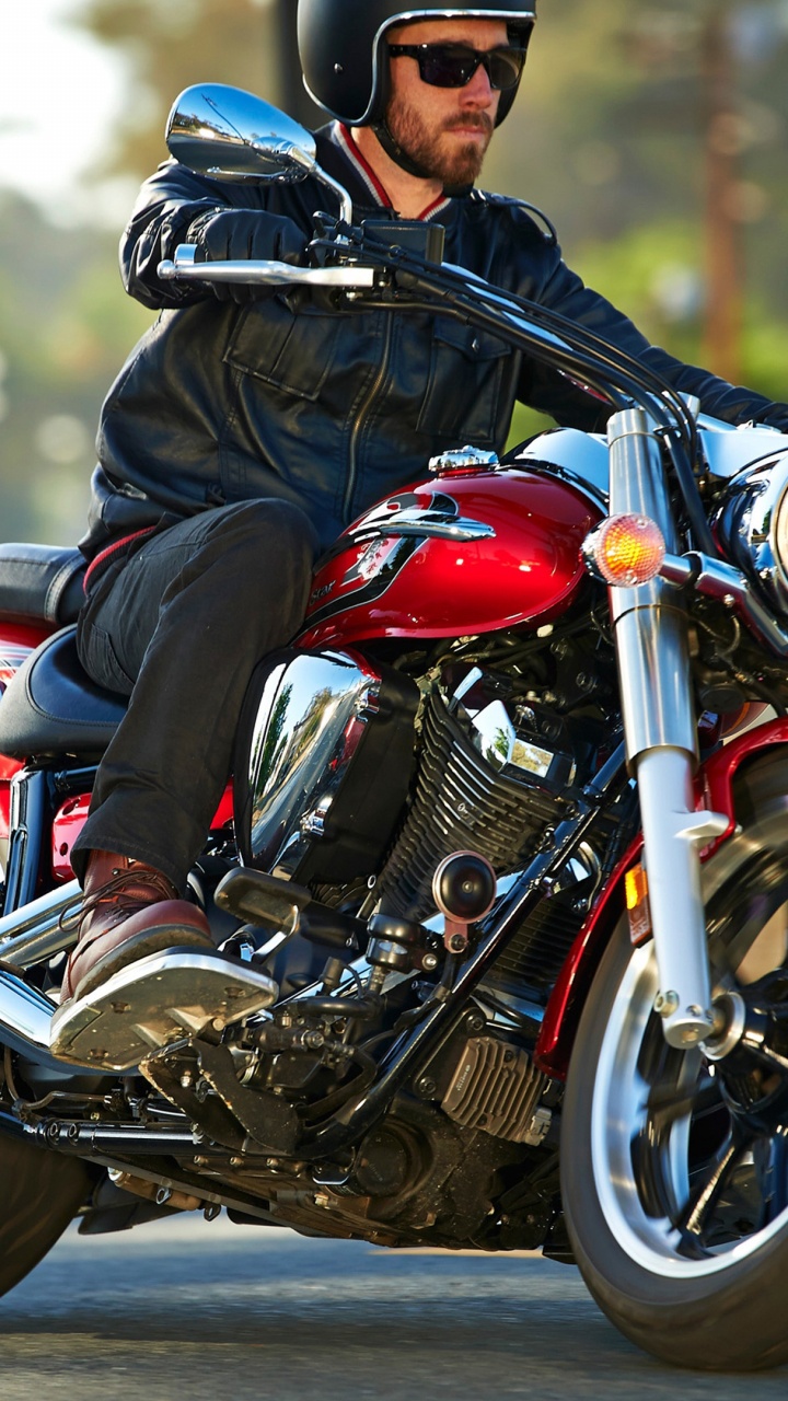 Hombre de Chaqueta Negra Montando Motocicleta Cruiser Roja y Negra. Wallpaper in 720x1280 Resolution