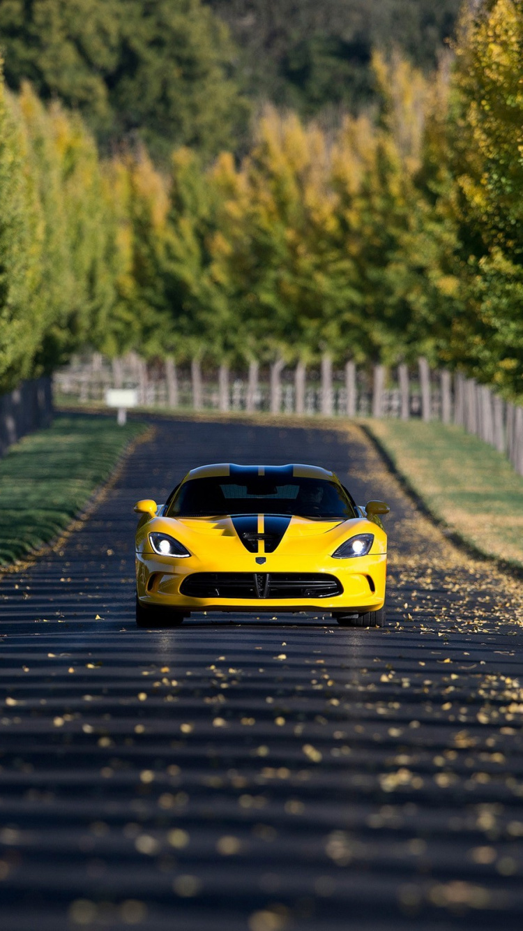 Ferrari f 1 Jaune et Noir Sur Route Pendant la Journée. Wallpaper in 750x1334 Resolution