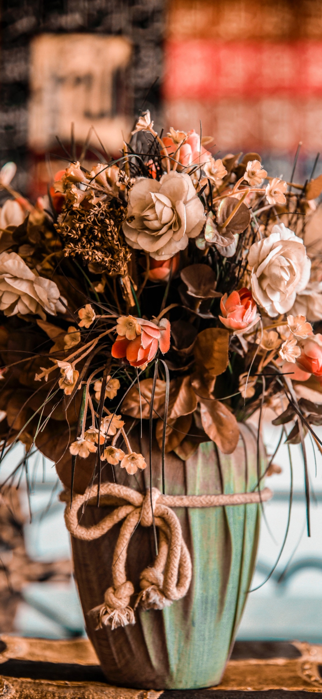 Braune Und Weiße Blumen in Grüner Keramikvase. Wallpaper in 1125x2436 Resolution