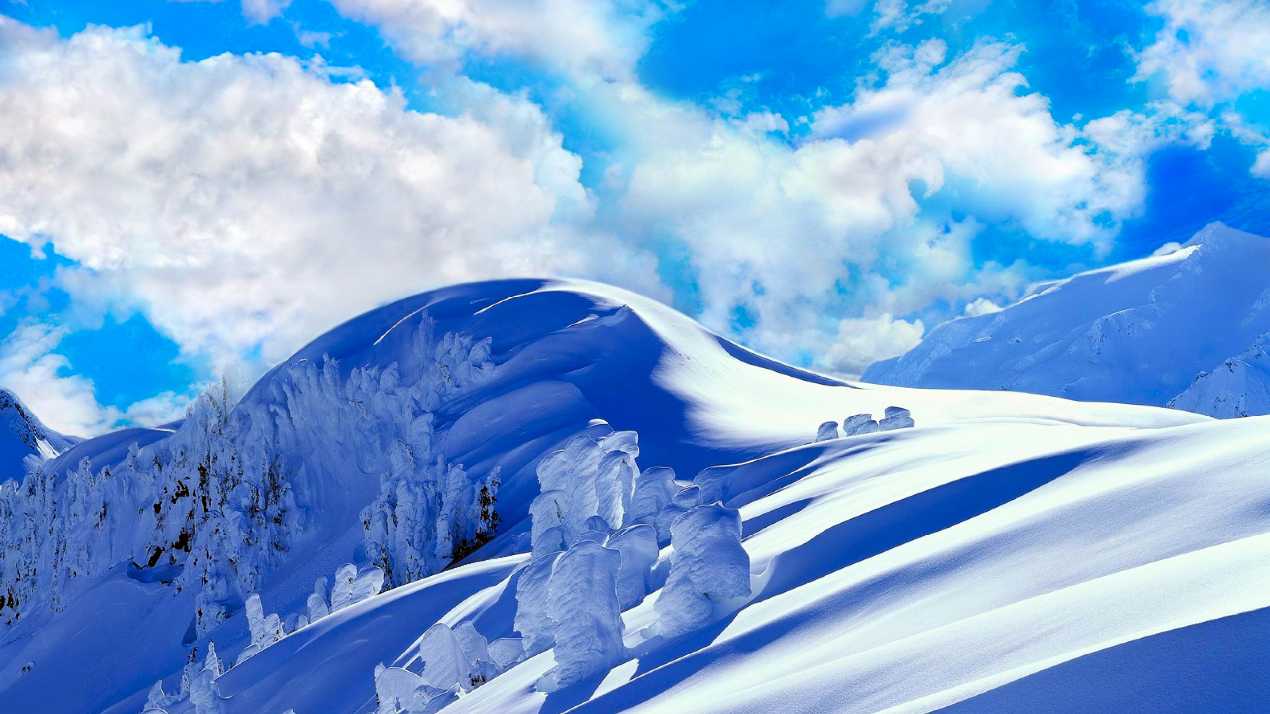 Montagne Couverte de Neige Sous Les Nuages Blancs et le Ciel Bleu Pendant la Journée. Wallpaper in 2560x1440 Resolution