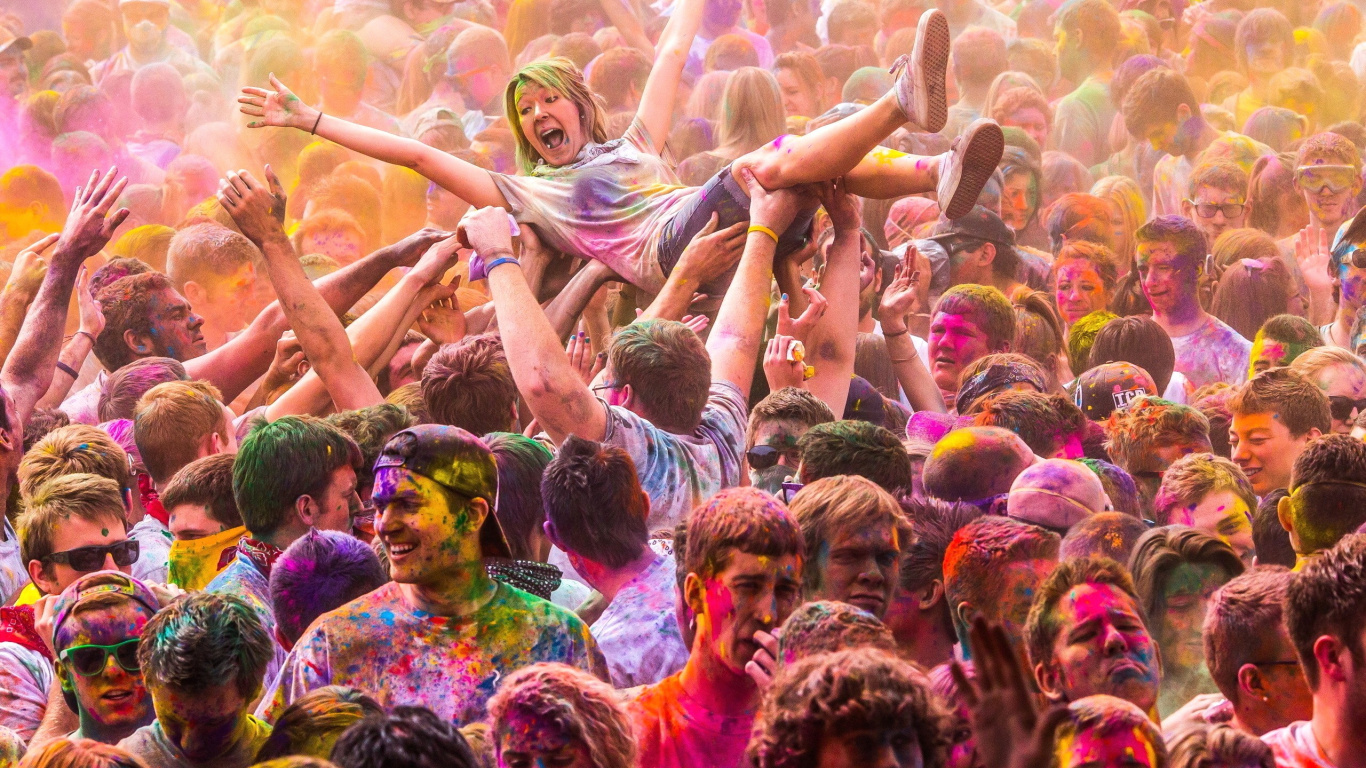 Holi, Festival, Partie, Foule, Événement. Wallpaper in 1366x768 Resolution