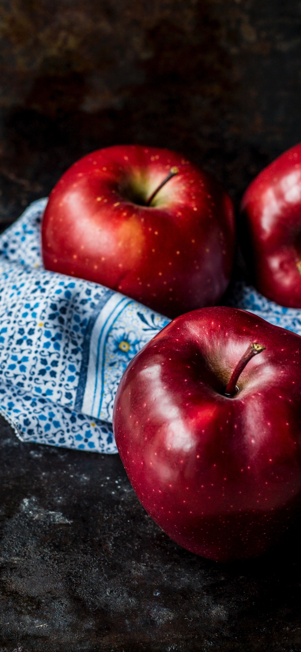 Pomme Rouge Sur Textile Bleu et Blanc. Wallpaper in 1242x2688 Resolution