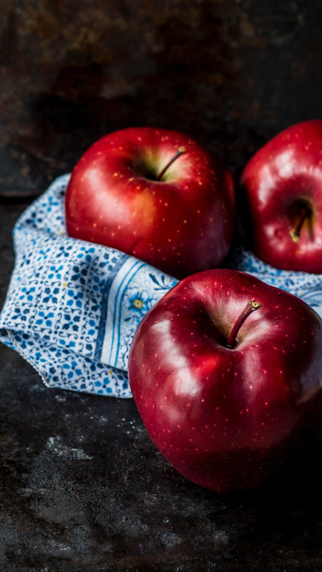 Roter Apfel Auf Blauem Und Weißem Textil. Wallpaper in 1080x1920 Resolution