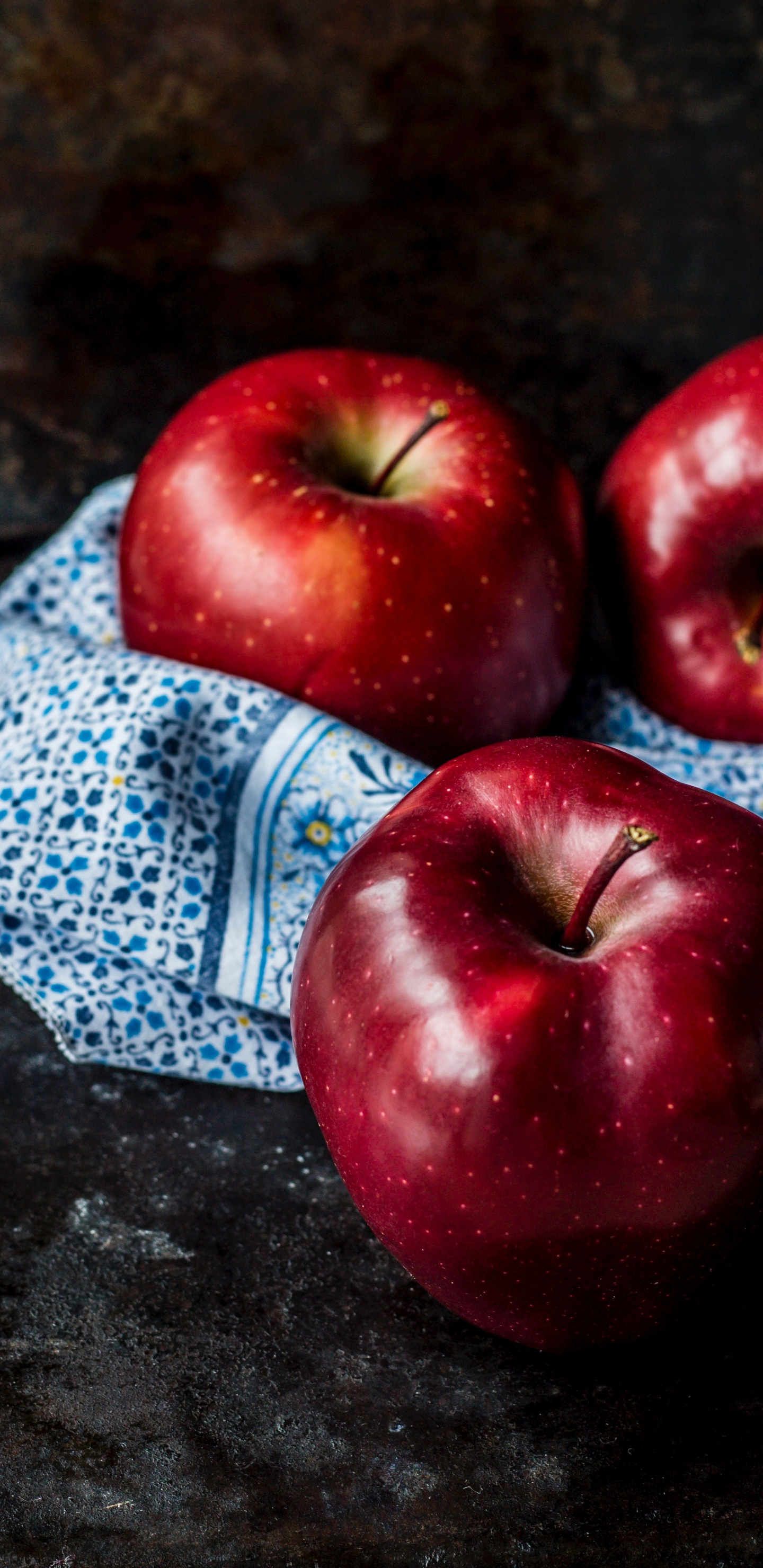 Roter Apfel Auf Blauem Und Weißem Textil. Wallpaper in 1440x2960 Resolution