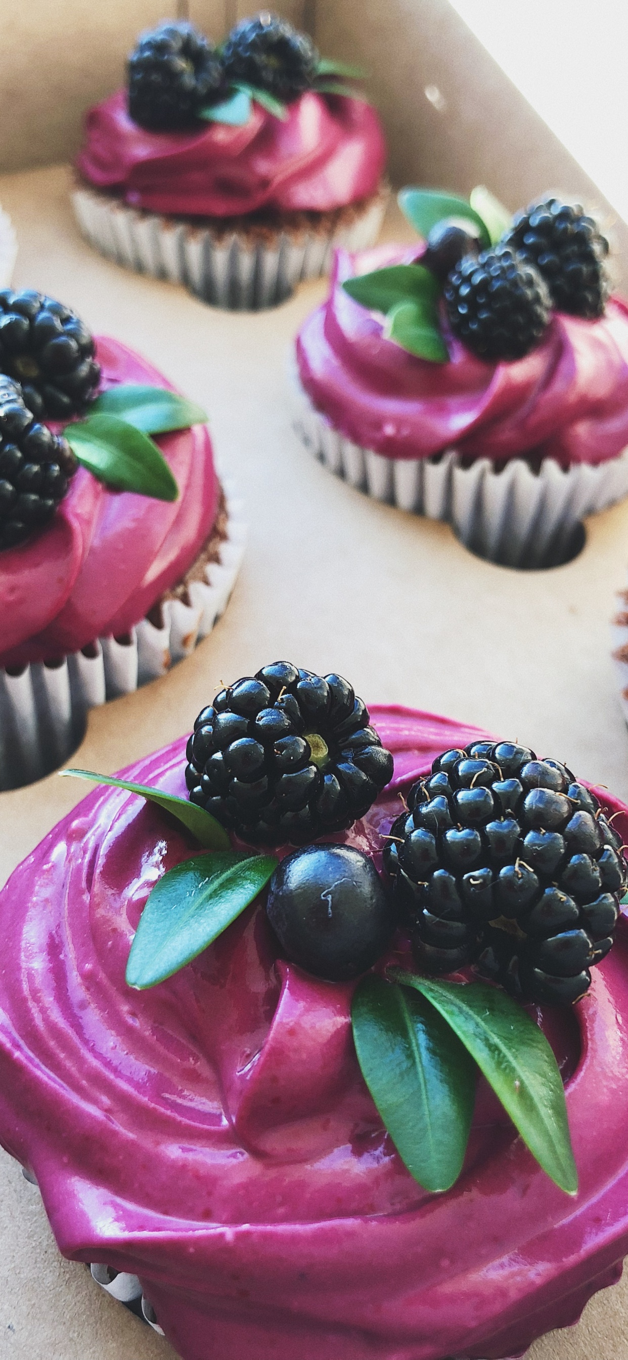 Cupcake, Crema, Dulzura, Alimento, Postre. Wallpaper in 1242x2688 Resolution