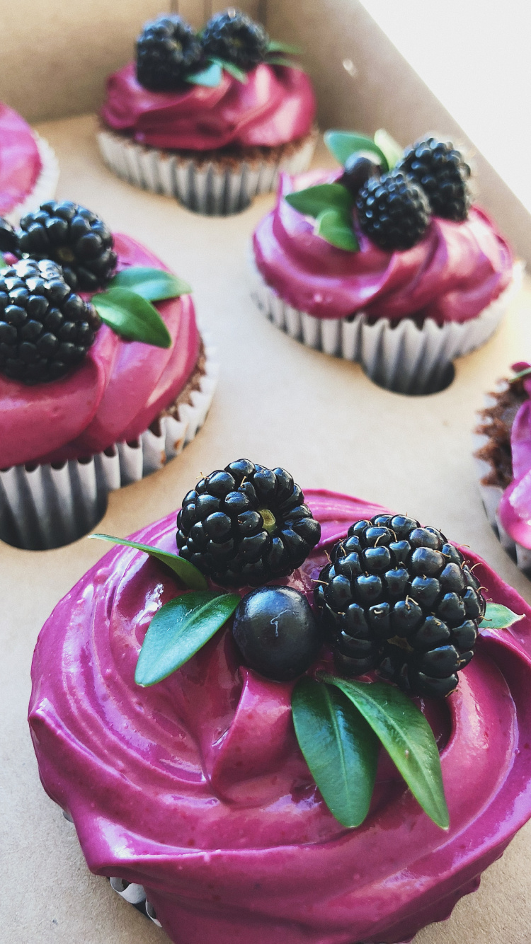 Cupcake, Crème, Douceur, Aliment, Dessert. Wallpaper in 750x1334 Resolution