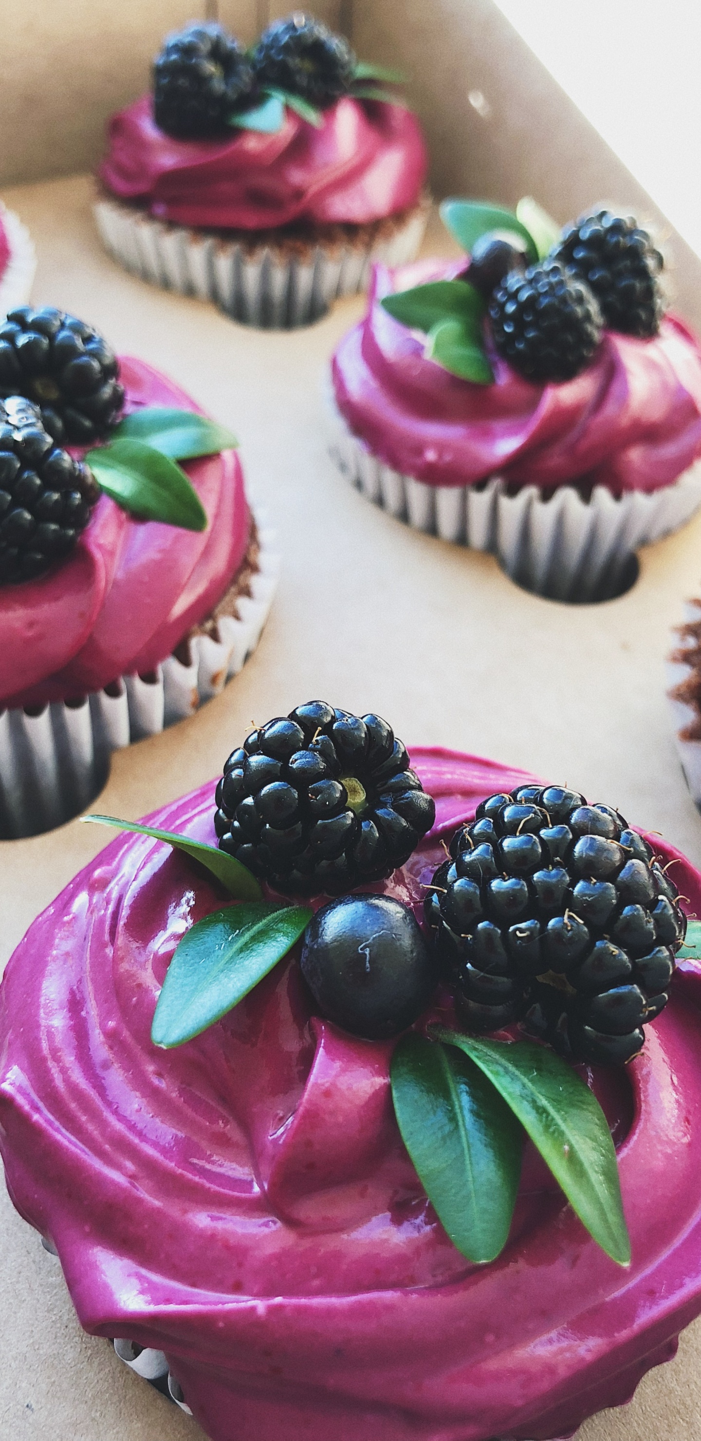 Cupcake, Creme, Lebensmittel, Dessert, Pink. Wallpaper in 1440x2960 Resolution