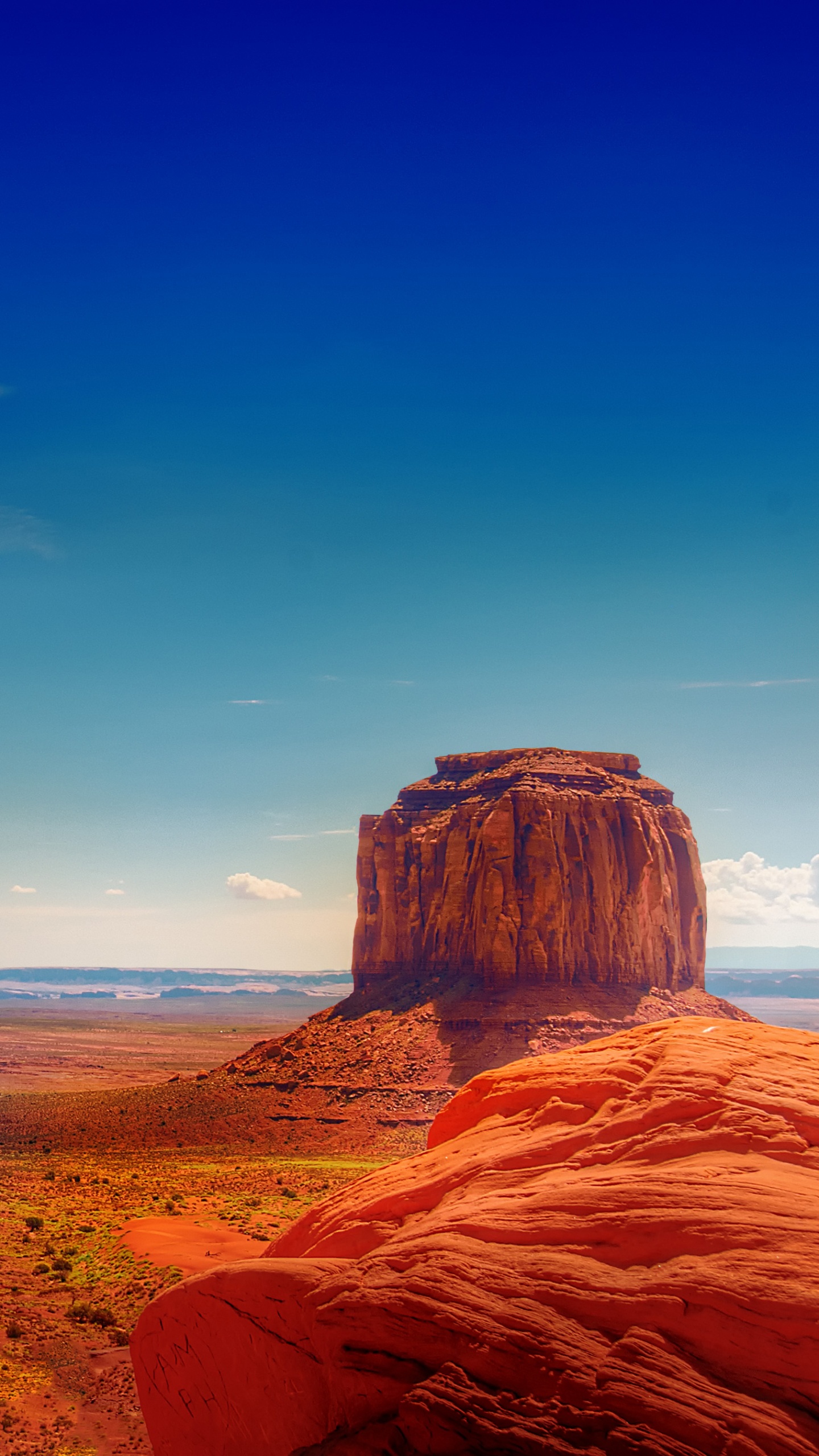Brown Rock Formation Near Body of Water During Daytime. Wallpaper in 1440x2560 Resolution