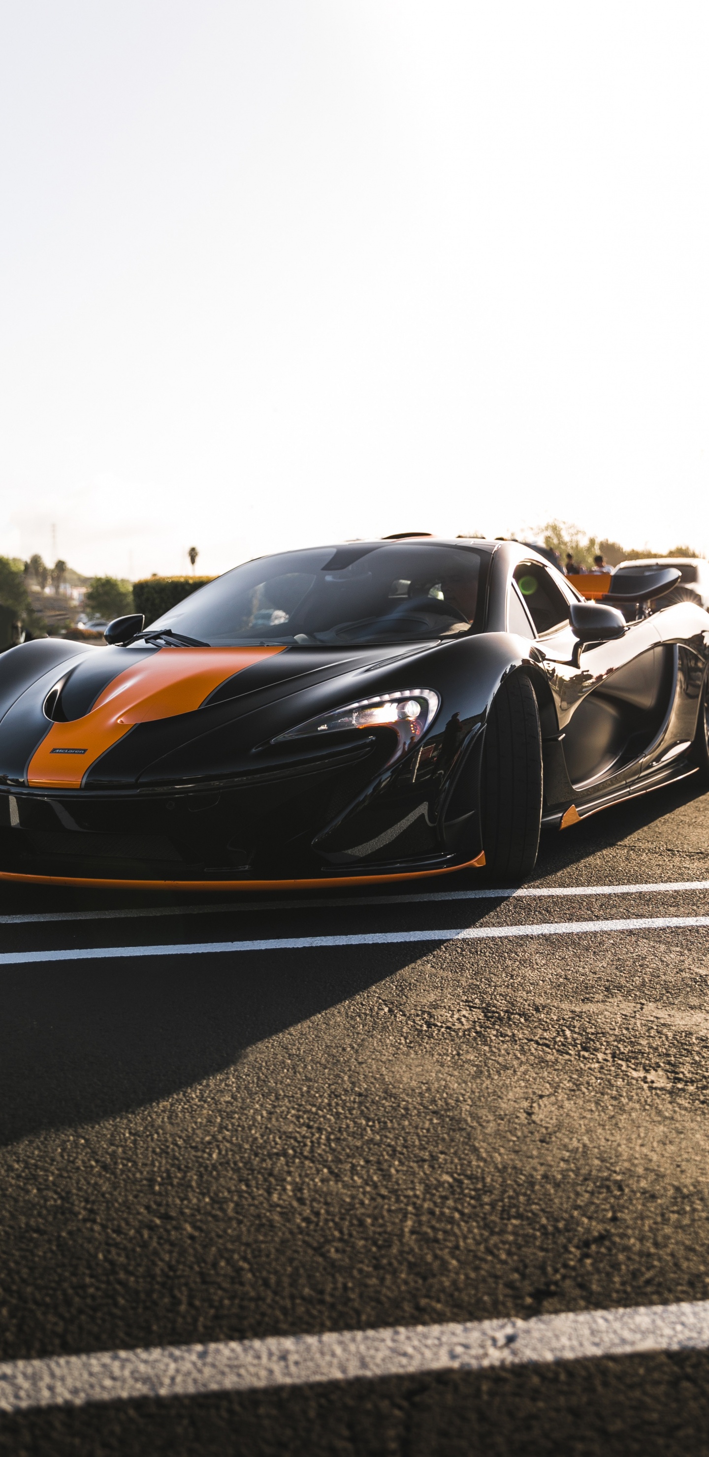 Schwarz-orange Sportwagen Tagsüber Unterwegs On. Wallpaper in 1440x2960 Resolution