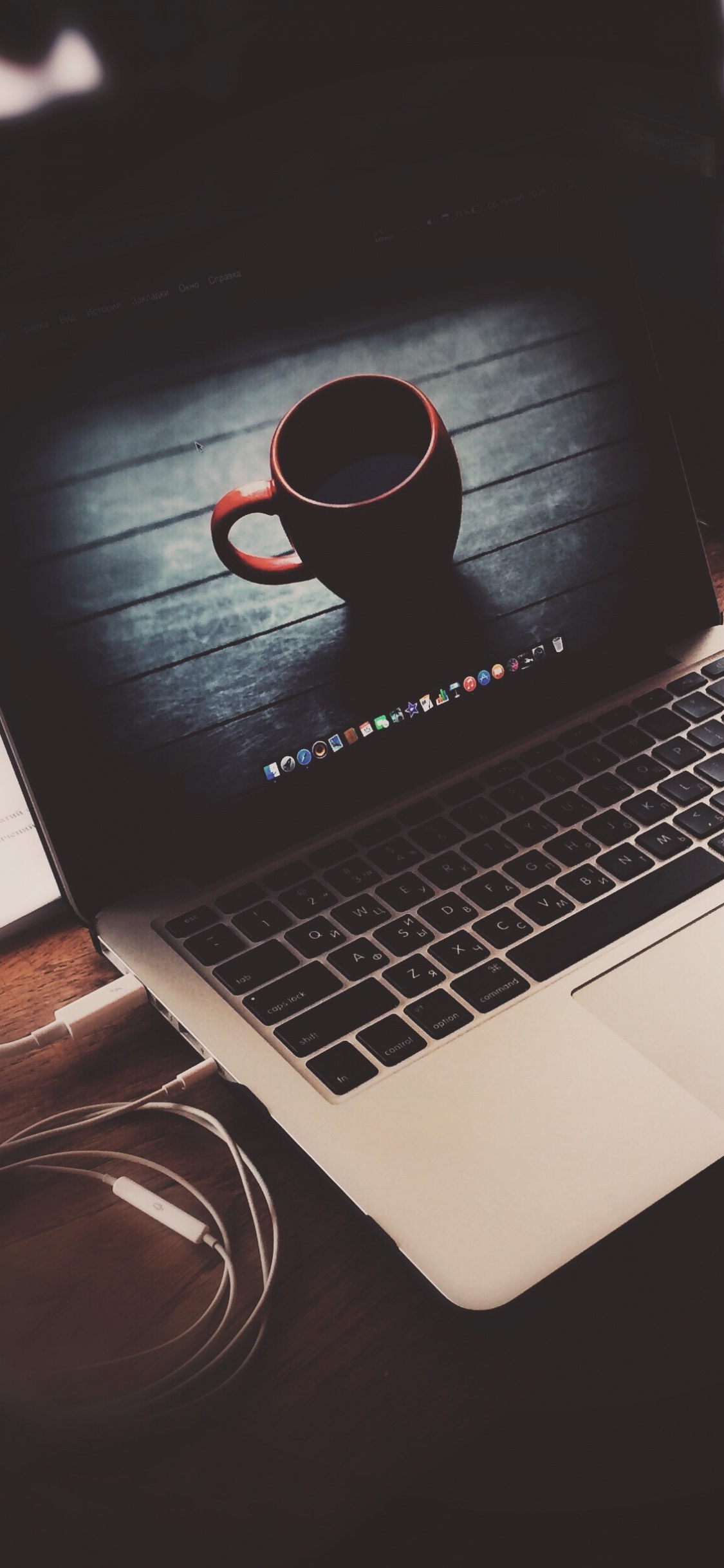 Macbook Pro Sur Table en Bois Marron. Wallpaper in 1125x2436 Resolution