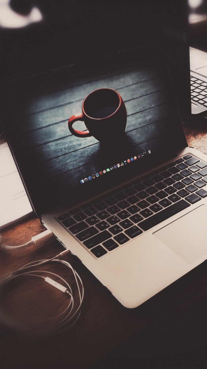 Macbook Pro en Mesa de Madera Marrón. Wallpaper in 720x1280 Resolution