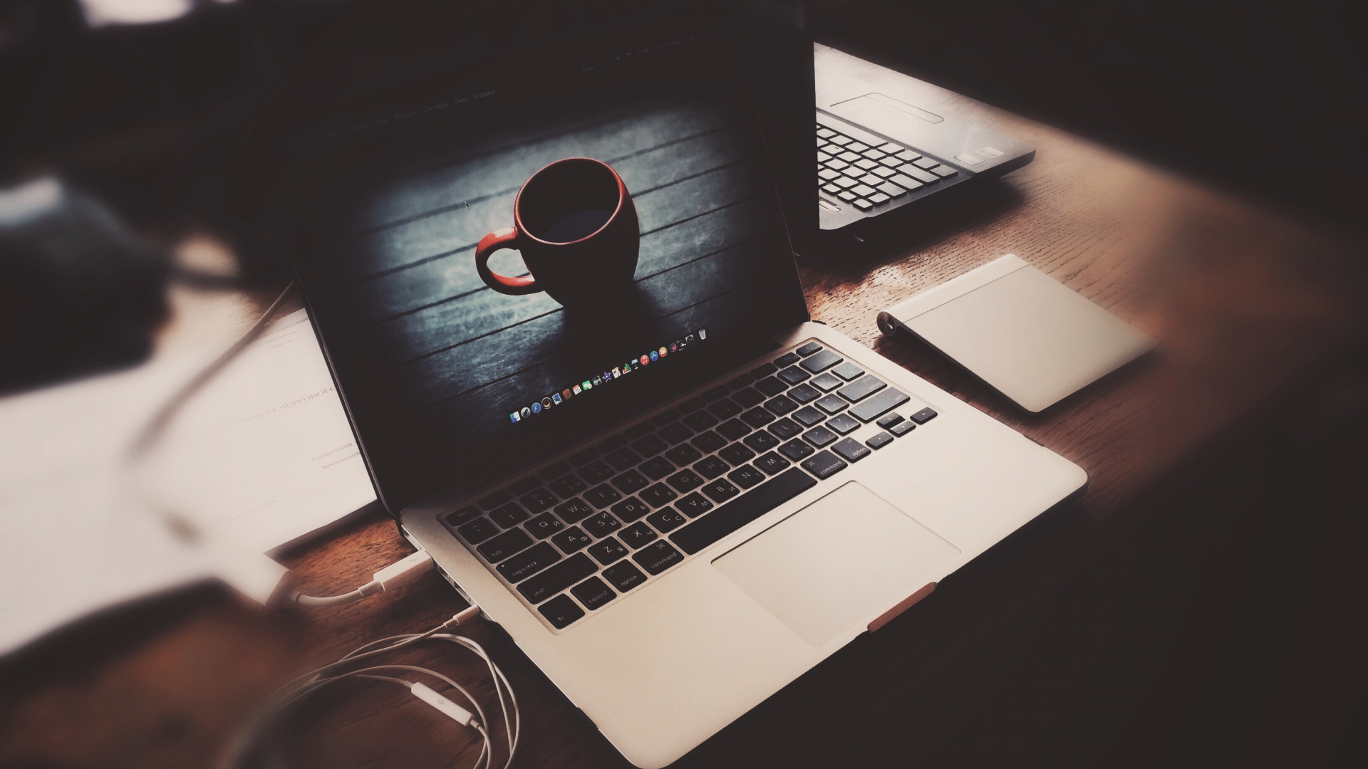 Macbook Pro Auf Braunem Holztisch. Wallpaper in 1920x1080 Resolution