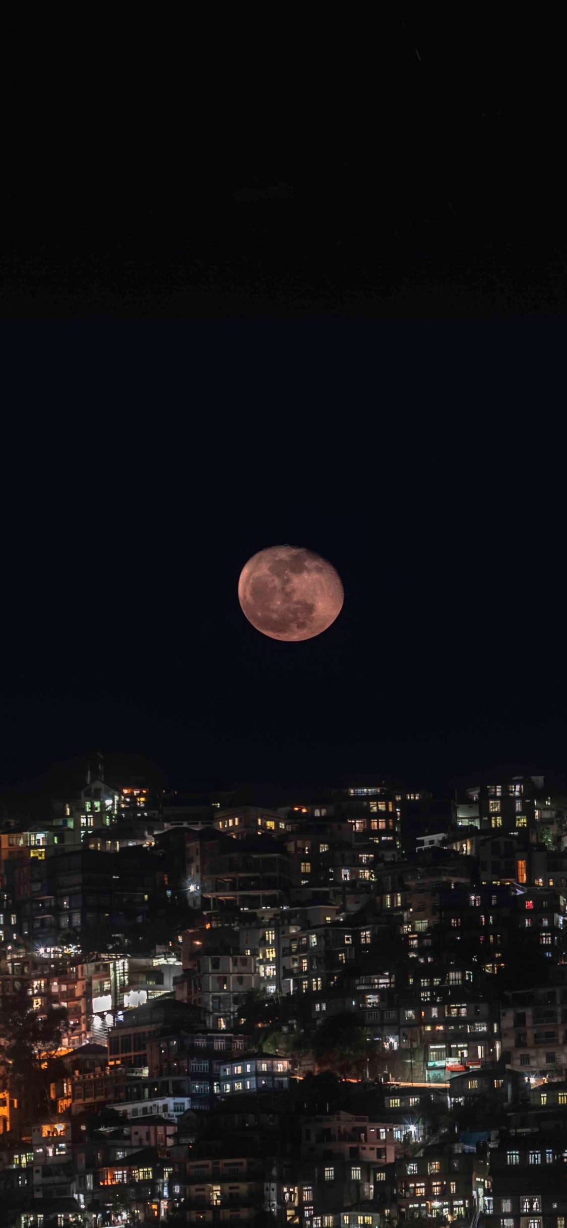 Menschen, Die Sich Nachts Auf Der Straße Versammeln. Wallpaper in 1125x2436 Resolution