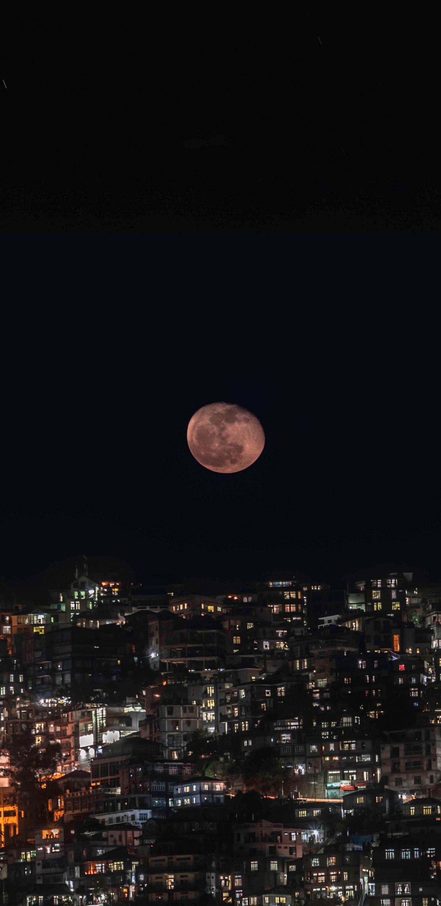 Menschen, Die Sich Nachts Auf Der Straße Versammeln. Wallpaper in 1440x2960 Resolution