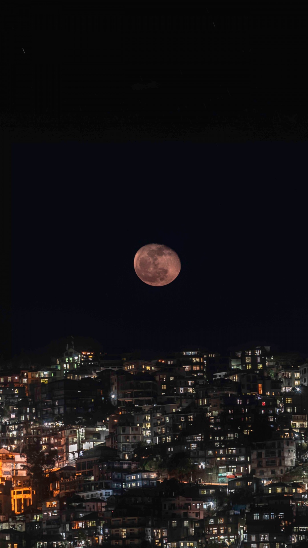 Les Gens se Rassemblent Dans la Rue Pendant la Nuit. Wallpaper in 1080x1920 Resolution