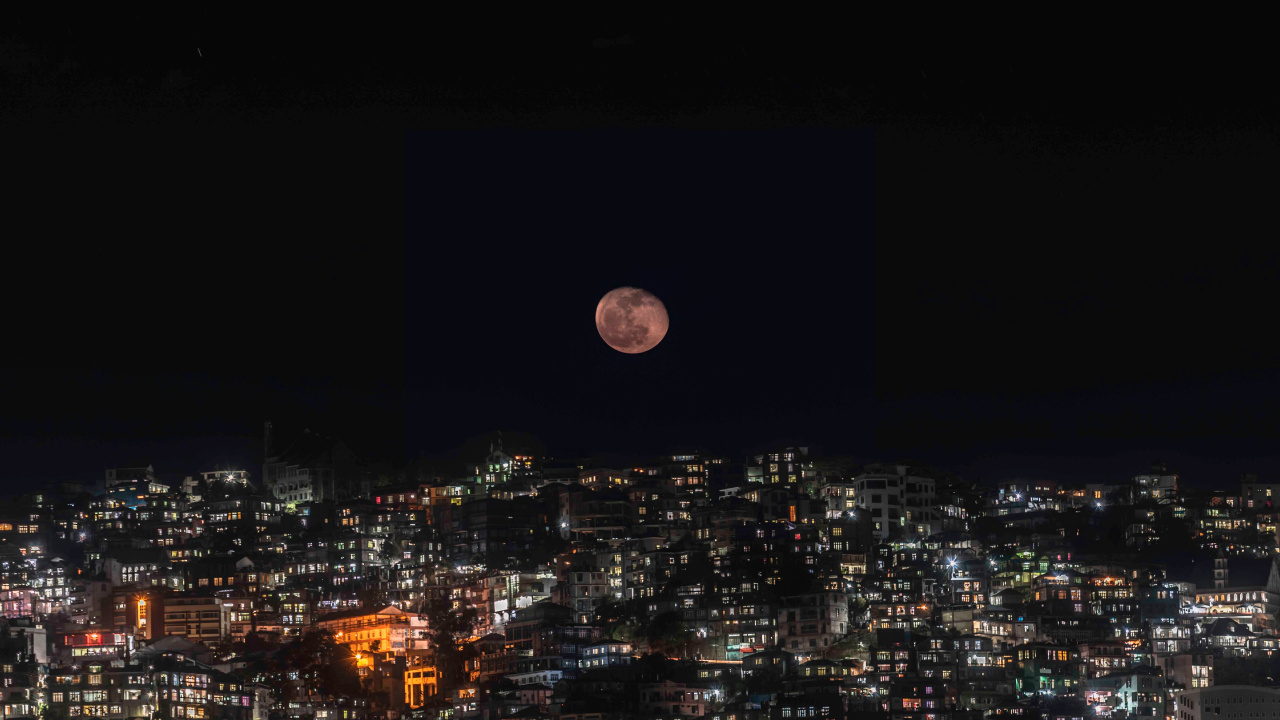 Les Gens se Rassemblent Dans la Rue Pendant la Nuit. Wallpaper in 1280x720 Resolution