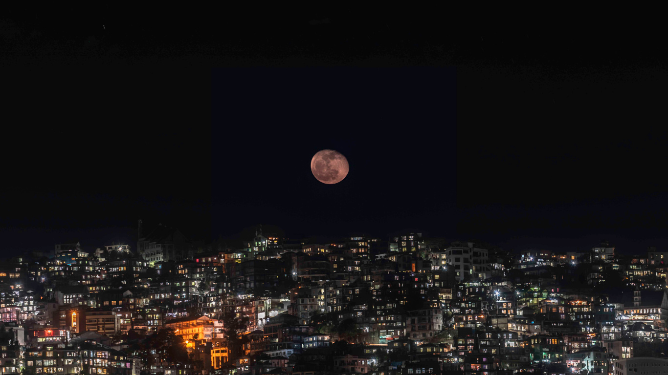 Les Gens se Rassemblent Dans la Rue Pendant la Nuit. Wallpaper in 1366x768 Resolution