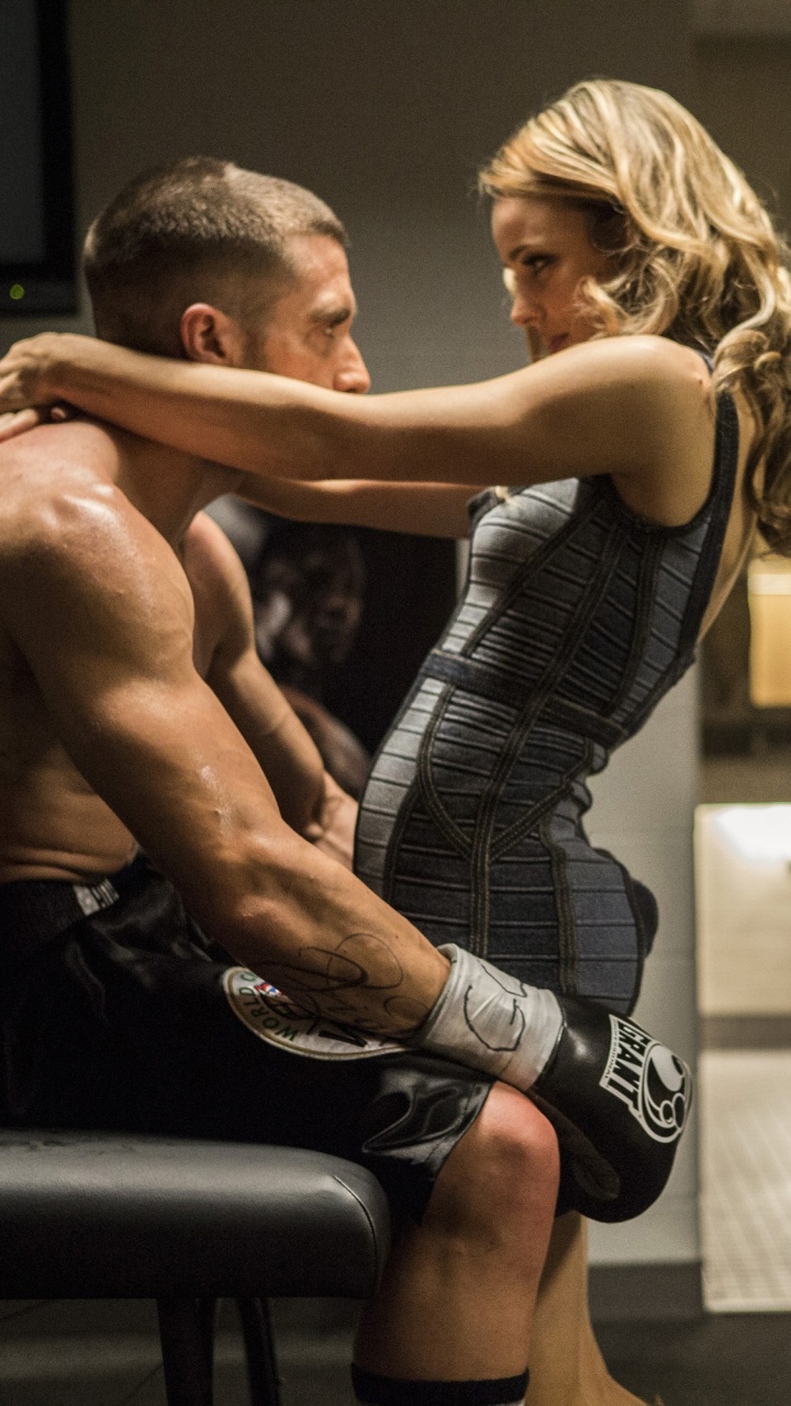 Hombre en Pantalón Negro y Mujer en Camiseta Negra Besándose. Wallpaper in 720x1280 Resolution