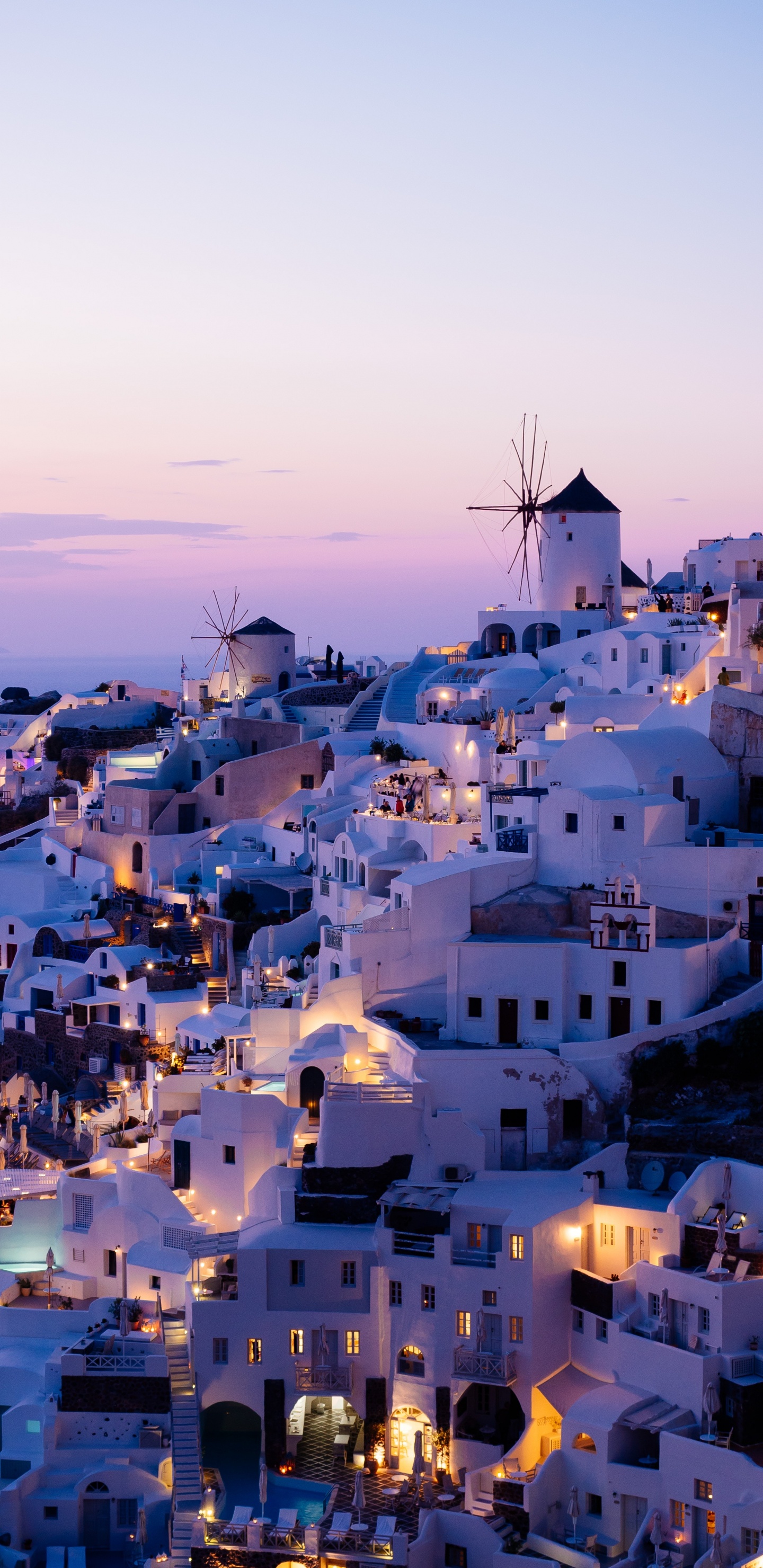 Weiße Betongebäude Tagsüber. Wallpaper in 1440x2960 Resolution