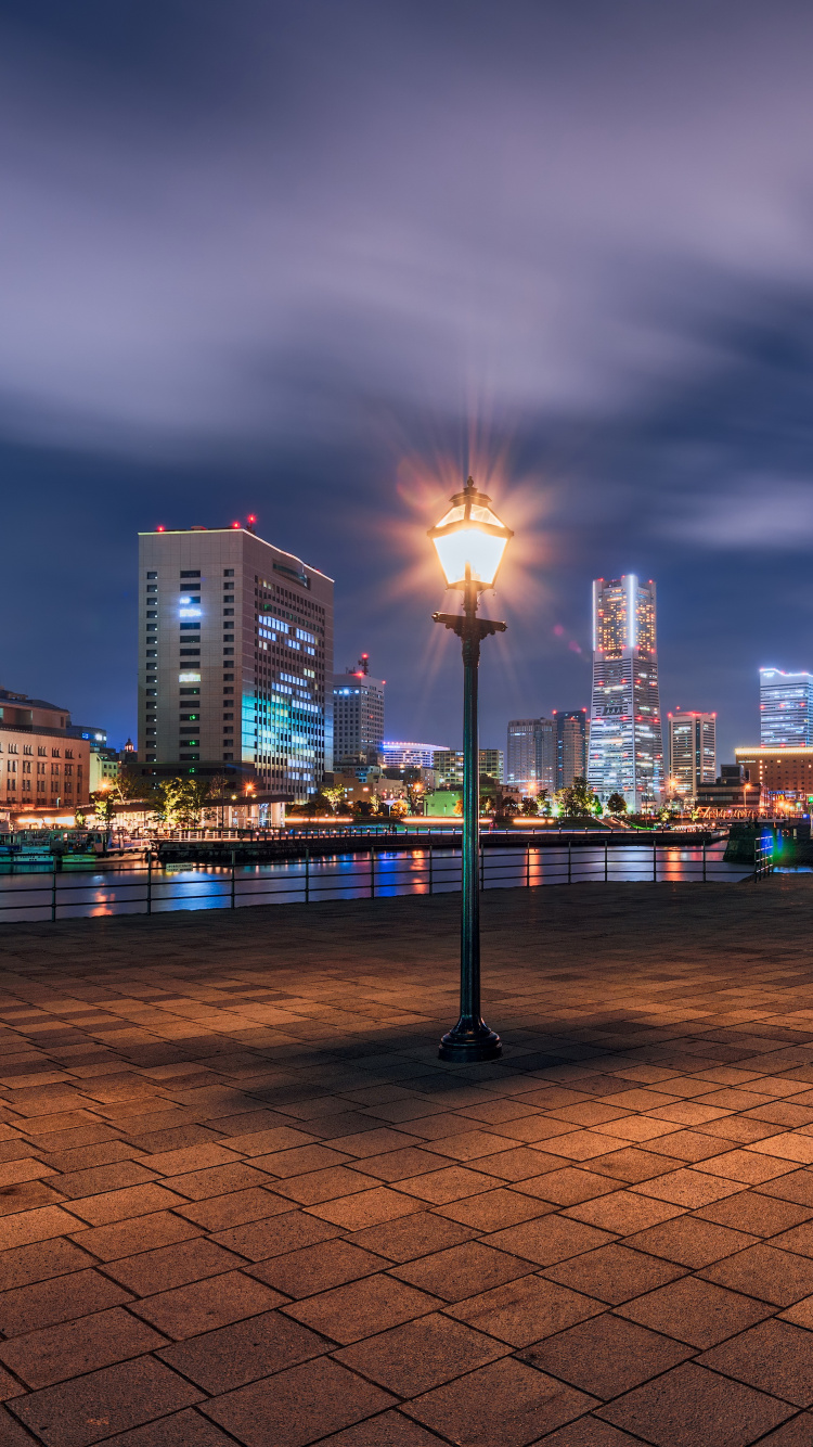 Personnes Marchant Sur le Trottoir Pendant la Nuit. Wallpaper in 750x1334 Resolution