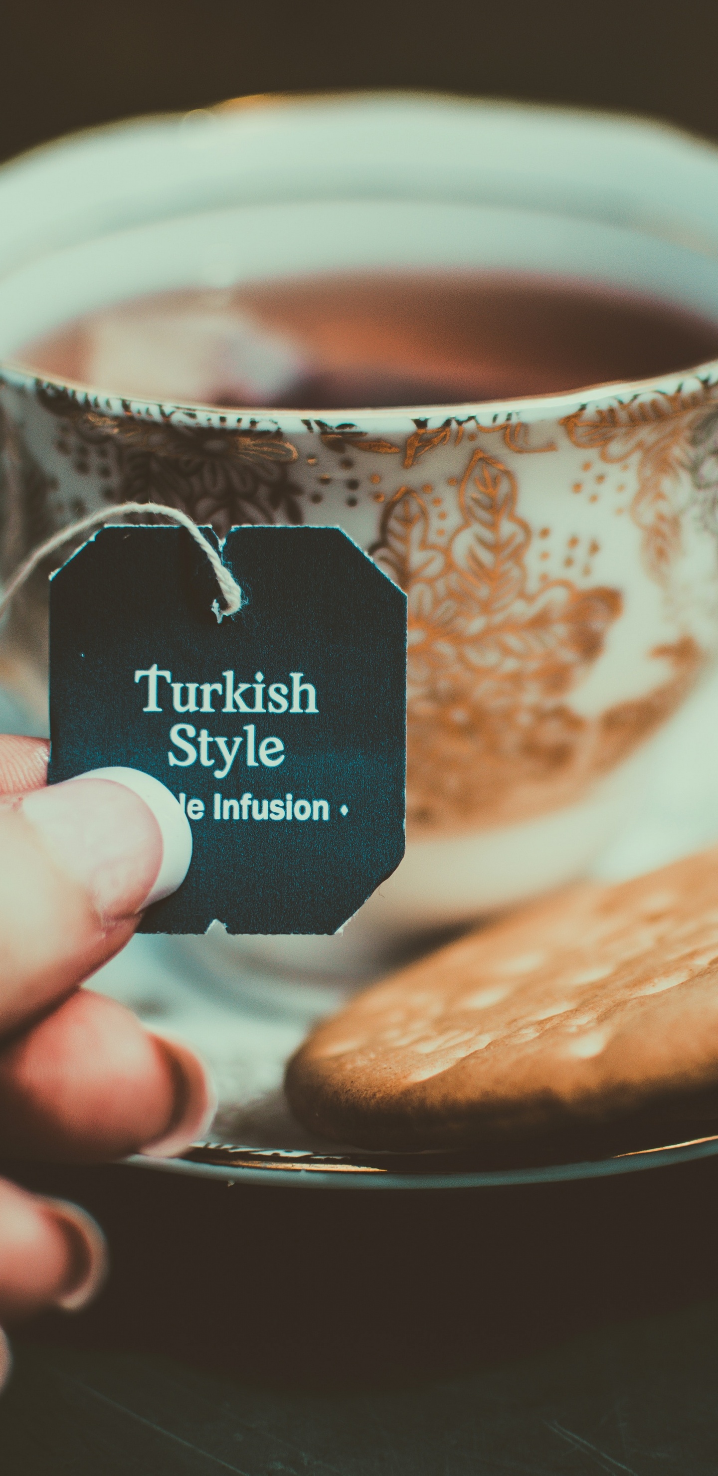 Persona Sosteniendo Una Taza de Cerámica en Blanco y Negro Con Café.. Wallpaper in 1440x2960 Resolution