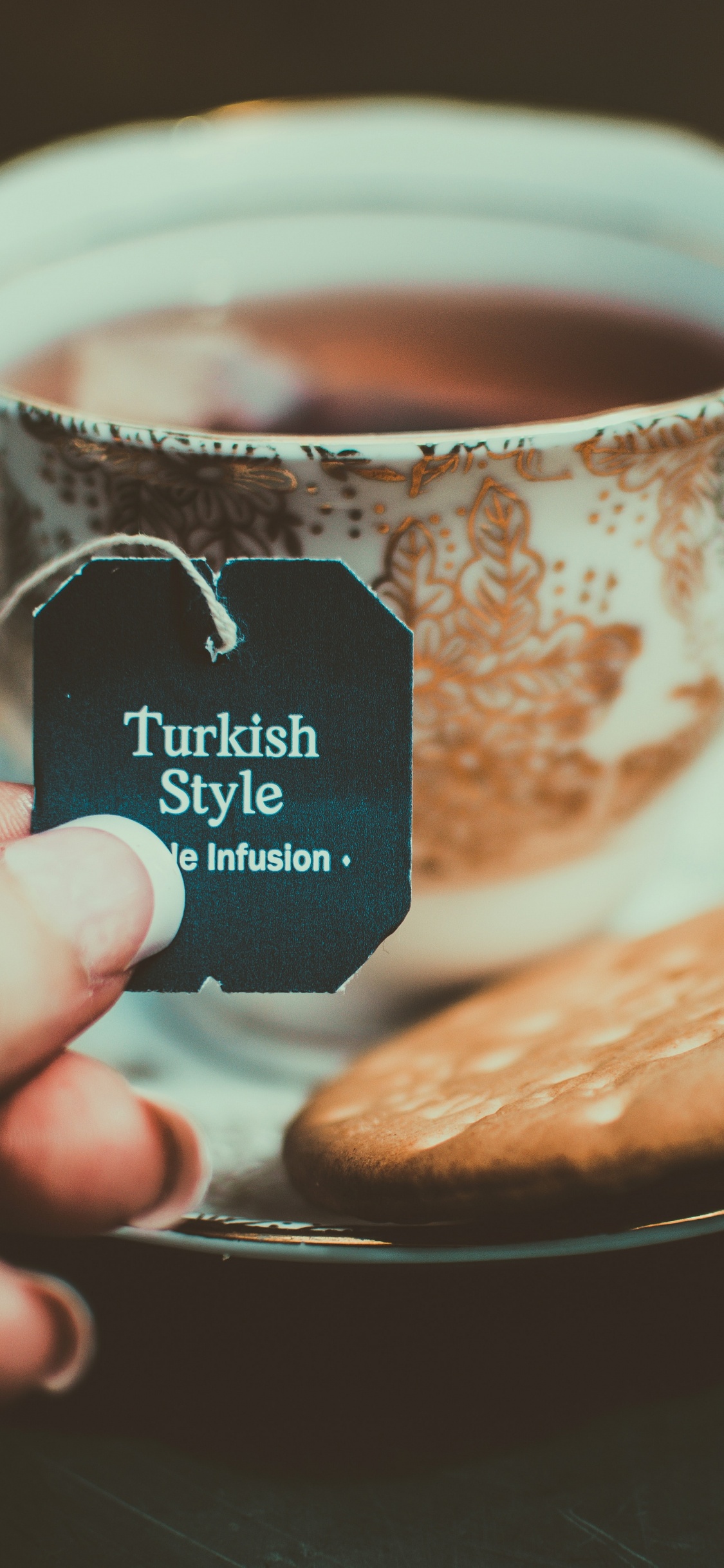 Person, Die Eine Schwarz-weiße Keramiktasse Mit Kaffee Hält. Wallpaper in 1125x2436 Resolution