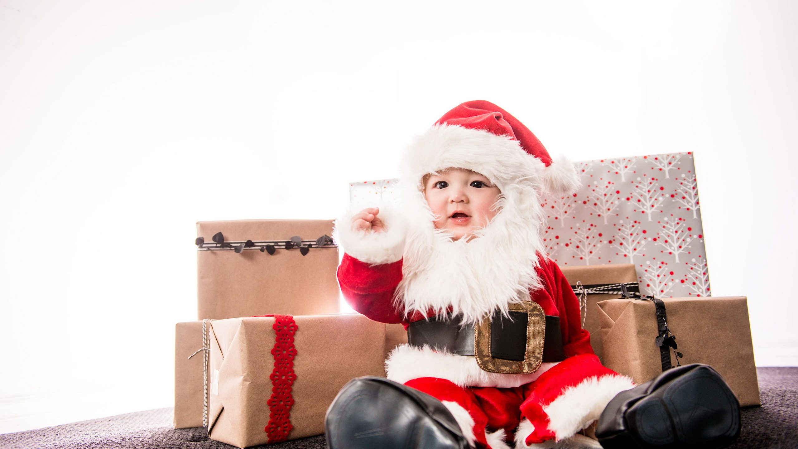 Weihnachtsmann, Weihnachten, Gesichtsbehaarung, Geschenk, Fiktiver Charakter. Wallpaper in 2560x1440 Resolution