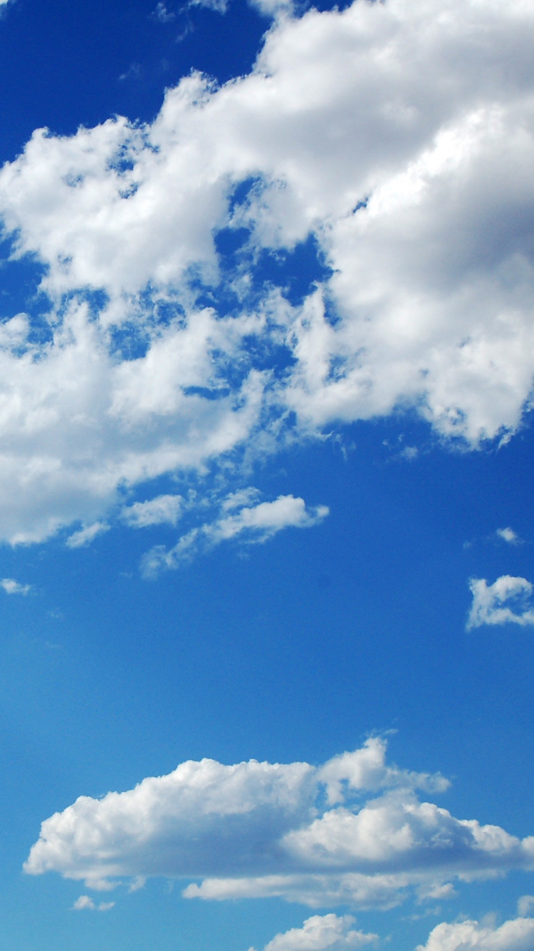 Weiße Wolken Und Blauer Himmel Tagsüber. Wallpaper in 750x1334 Resolution