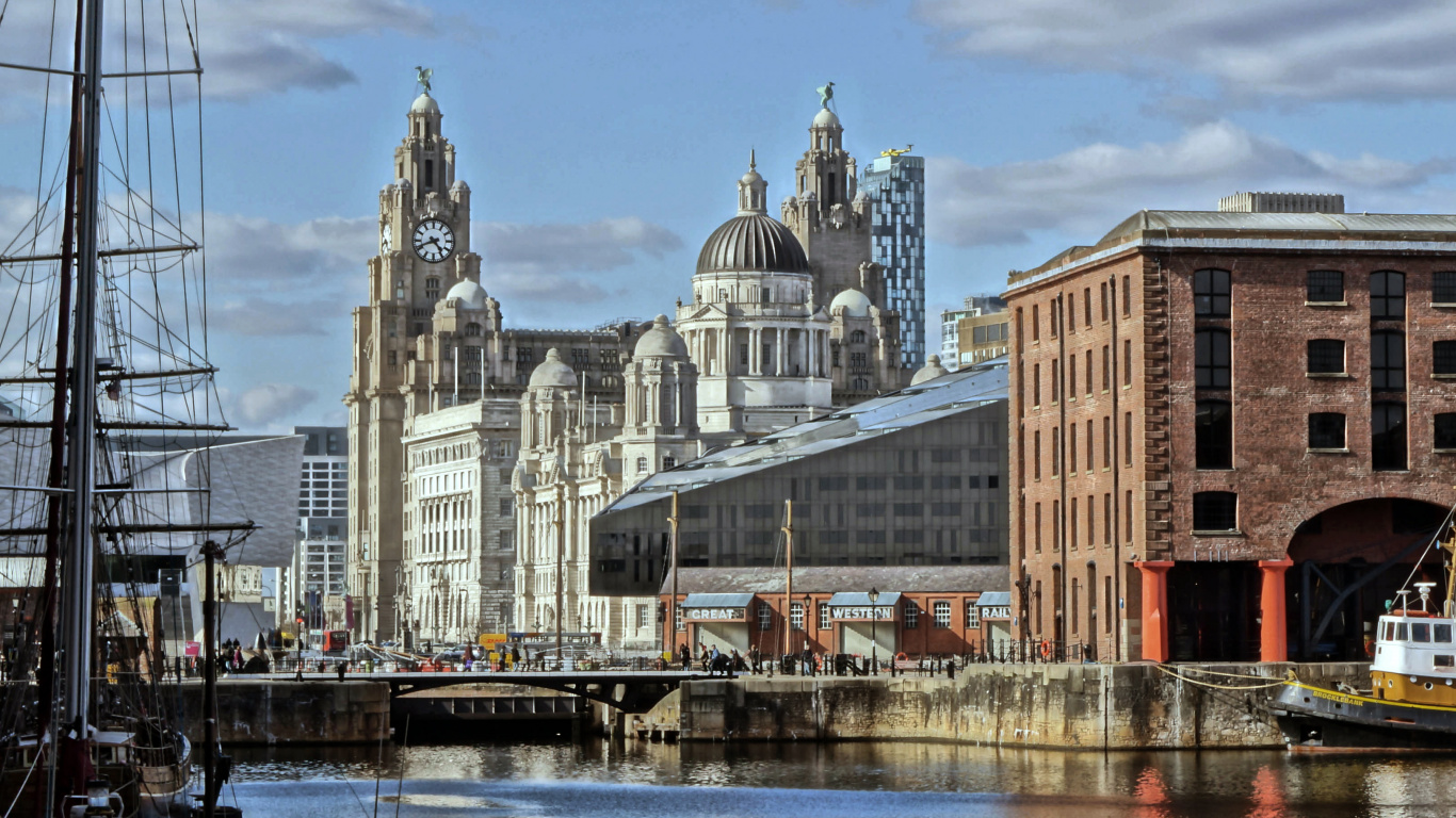Brown and White Concrete Building Near Body of Water During Daytime. Wallpaper in 1366x768 Resolution