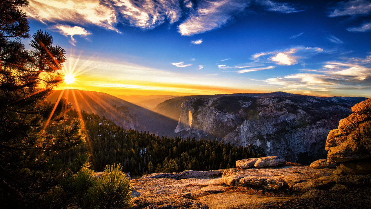 Green Trees on Brown Mountain Under Blue Sky During Daytime. Wallpaper in 1280x720 Resolution