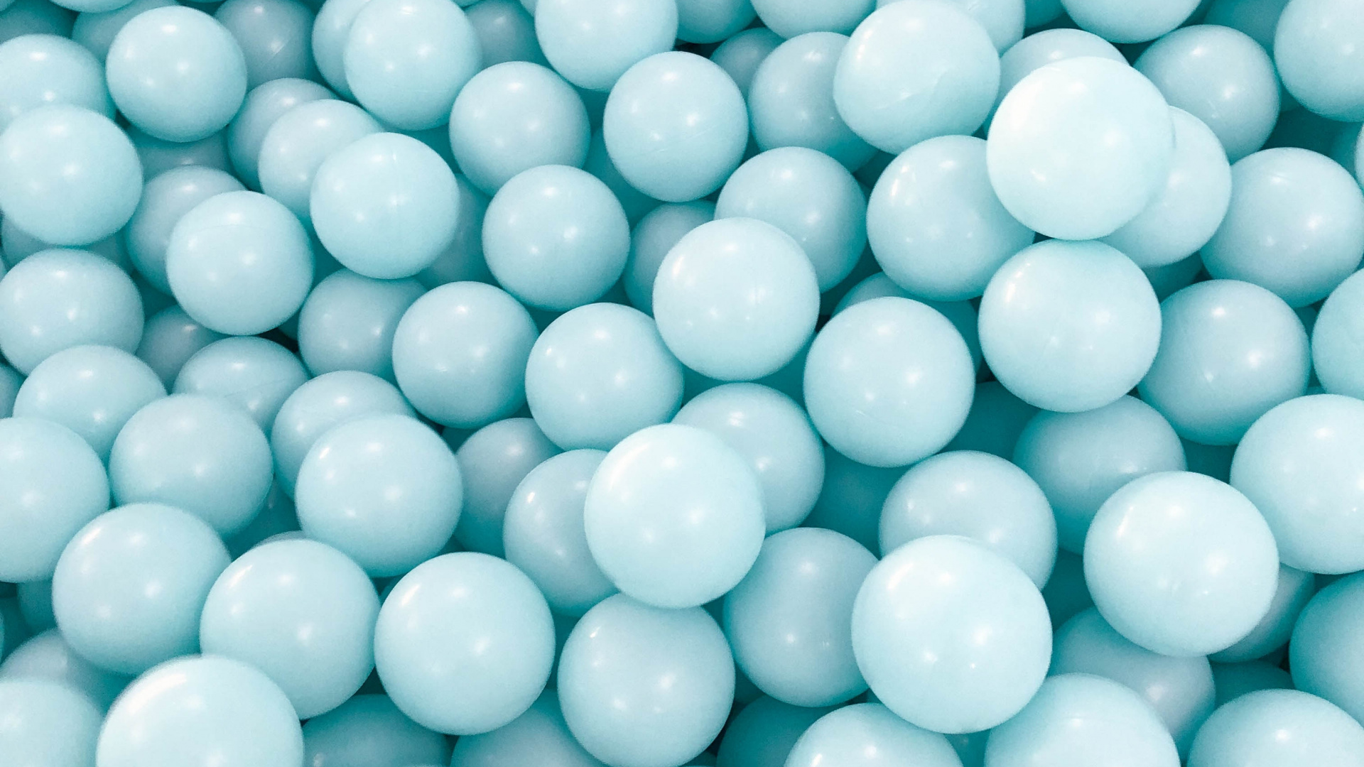 Perles Rondes Vertes Sur Récipient en Plastique Blanc. Wallpaper in 1920x1080 Resolution