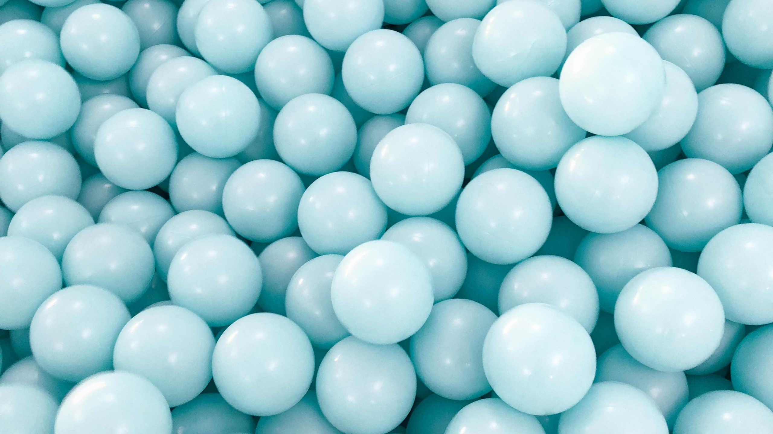 Perles Rondes Vertes Sur Récipient en Plastique Blanc. Wallpaper in 2560x1440 Resolution