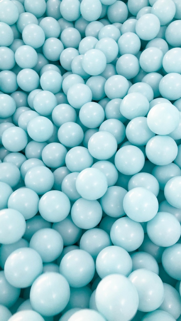 Perles Rondes Vertes Sur Récipient en Plastique Blanc. Wallpaper in 720x1280 Resolution