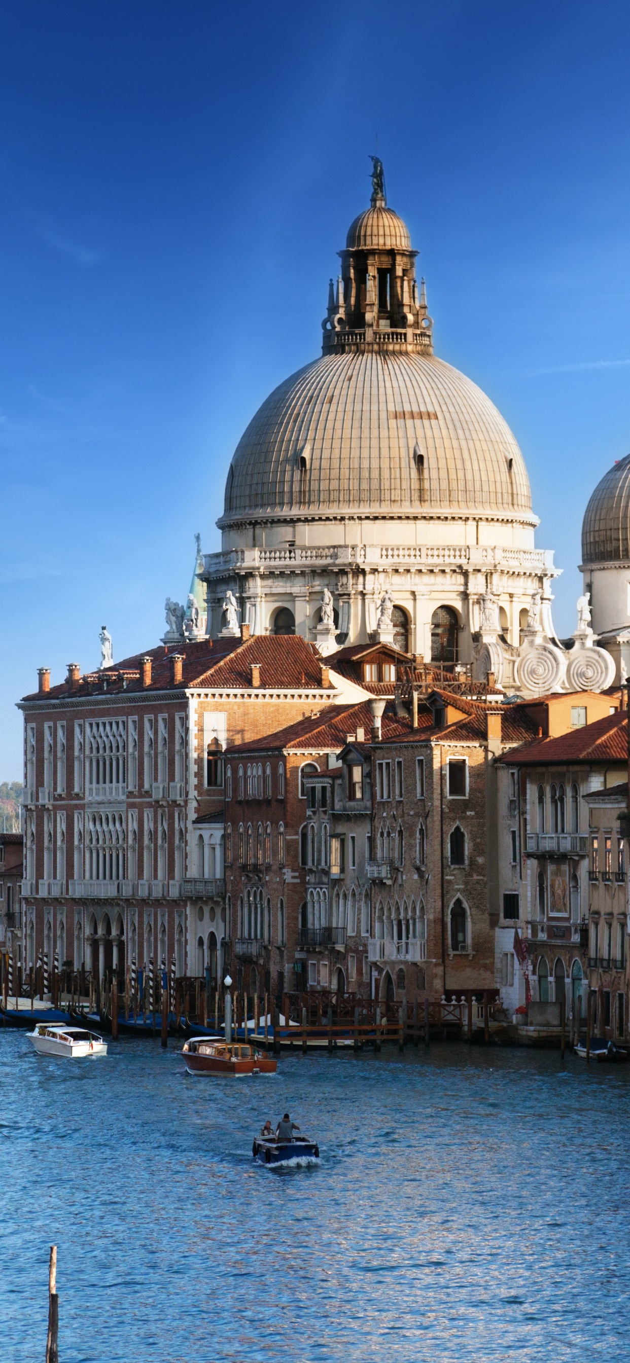 Edificio de Hormigón Blanco y Marrón Cerca Del Cuerpo de Agua Durante el Día. Wallpaper in 1242x2688 Resolution