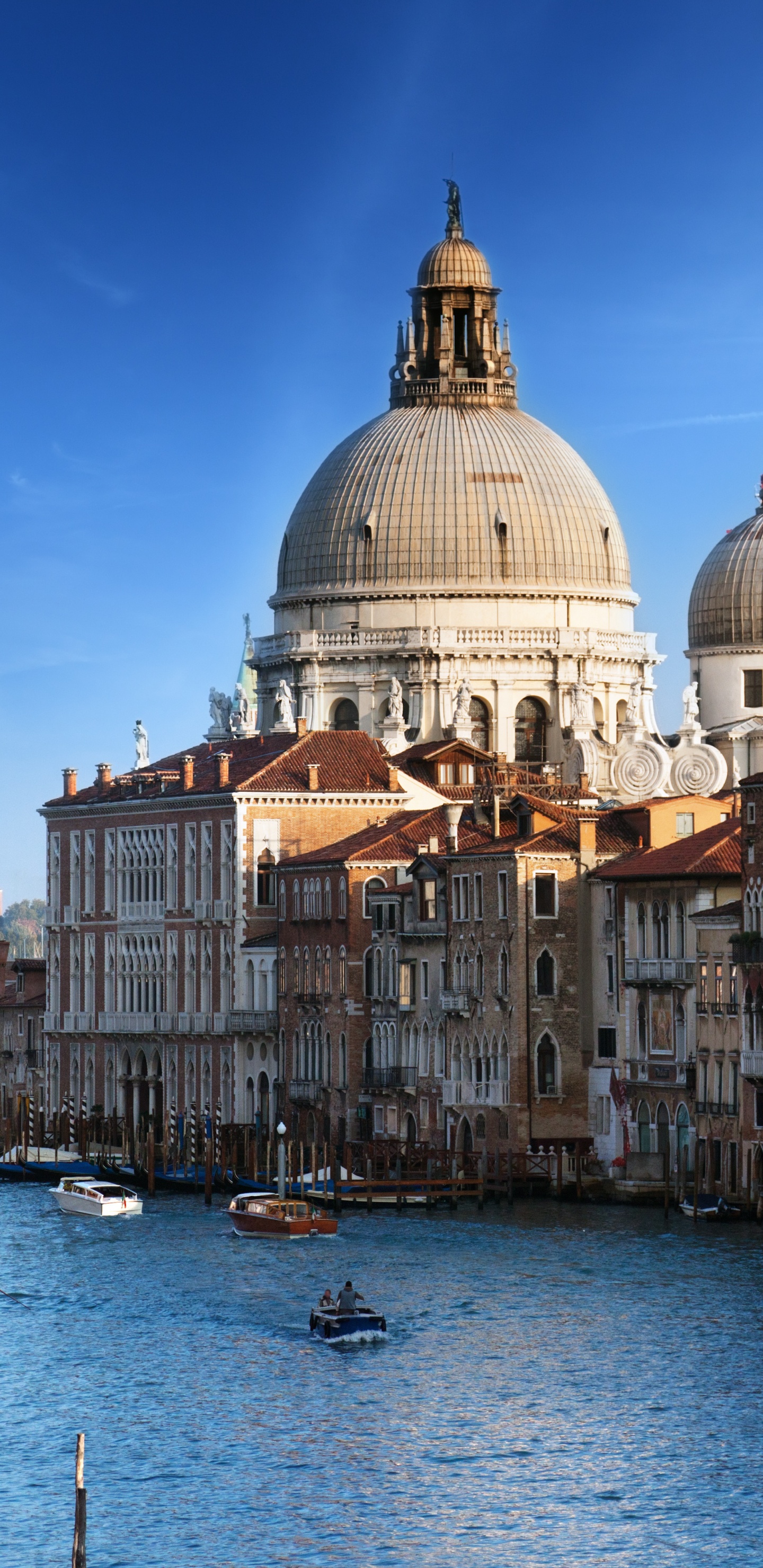 Edificio de Hormigón Blanco y Marrón Cerca Del Cuerpo de Agua Durante el Día. Wallpaper in 1440x2960 Resolution