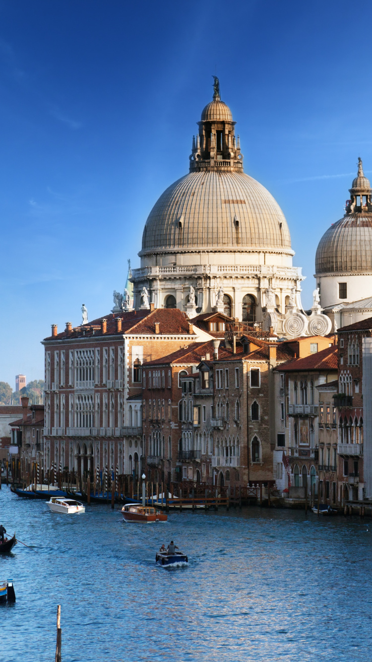 Weißes Und Braunes Betongebäude in Der Nähe Eines Gewässers Tagsüber. Wallpaper in 750x1334 Resolution